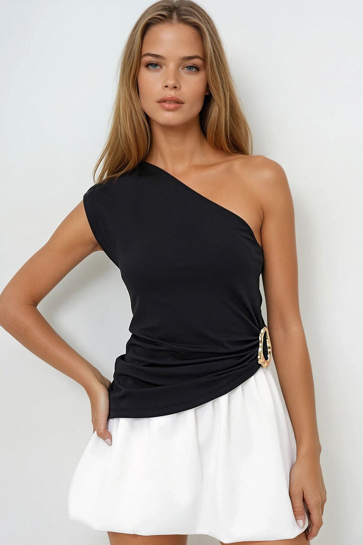 Siyah Asimetrik Yaka Tek Omuz Beli Metal Aksesuarlı Drapeli Bluz