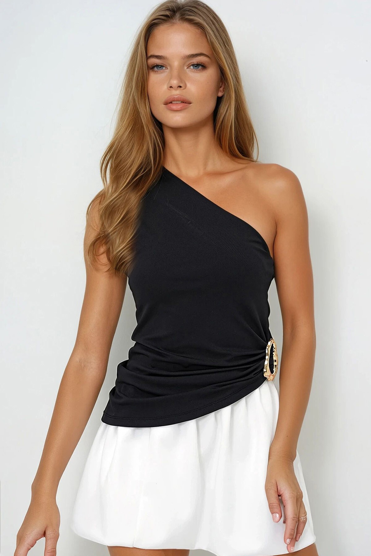 Siyah Asimetrik Yaka Tek Omuz Beli Metal Aksesuarlı Drapeli Bluz