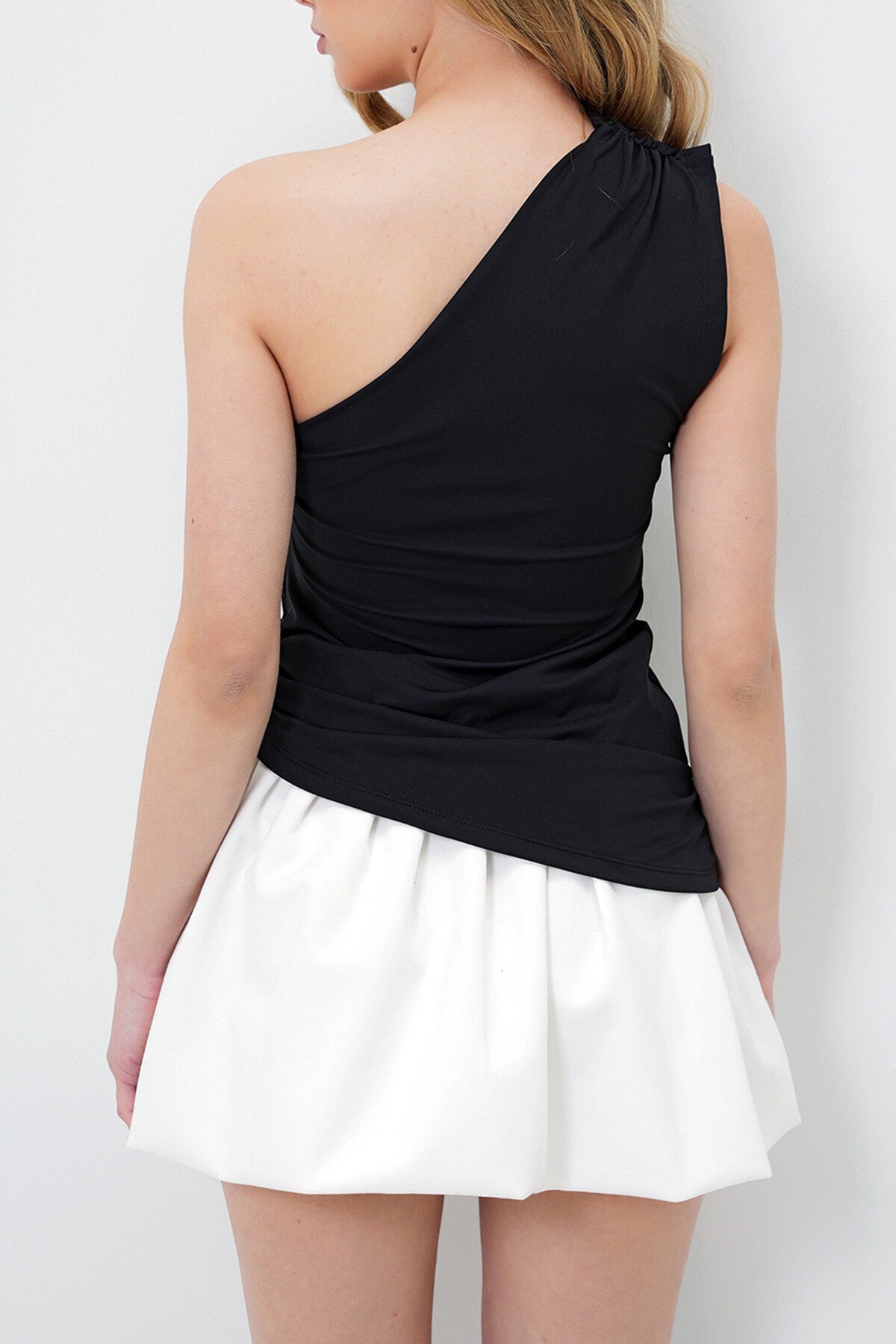 Siyah Asimetrik Yaka Tek Omuz Beli Metal Aksesuarlı Drapeli Bluz