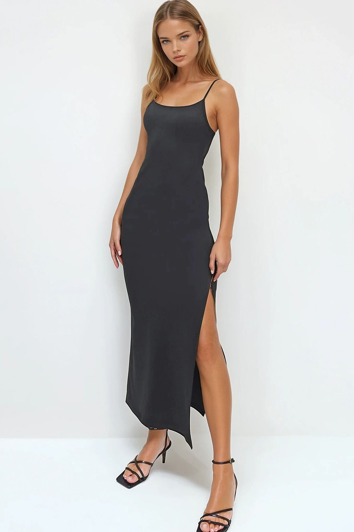 Siyah Askılı Sırt Dekolteli  Yırtmaçlı Örme Krep Elbise