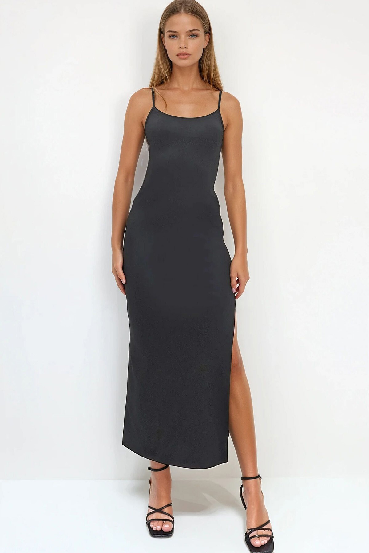 Siyah Askılı Sırt Dekolteli  Yırtmaçlı Örme Krep Elbise