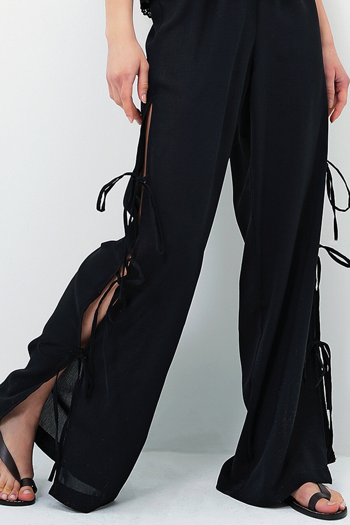 Siyah Ayarlanabilir Askılı Dantel Ve Bağlama Detaylı Dokuma Bluz Ve Pantolon Takım