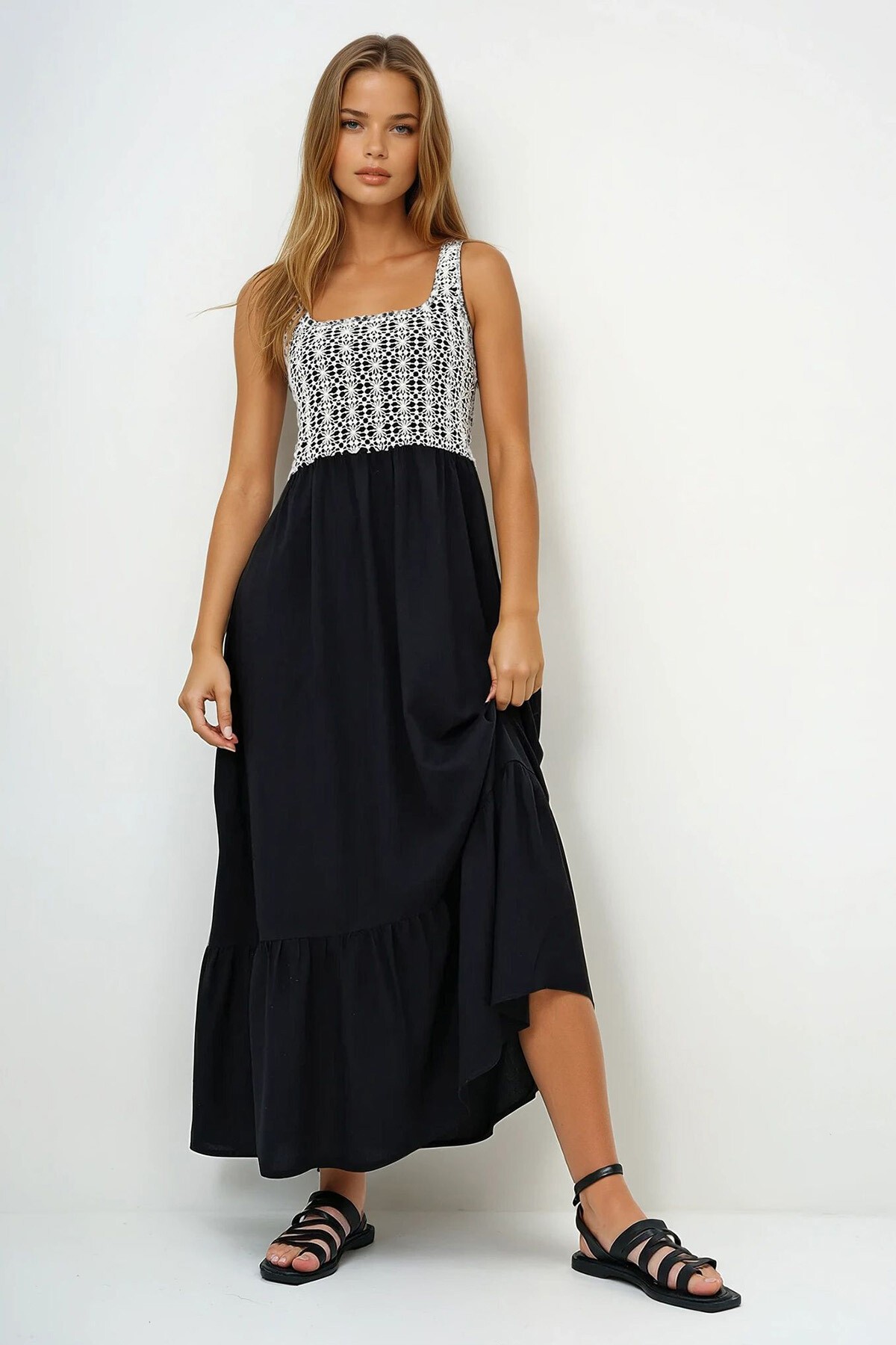 Siyah Ayarlanabilir Askılı Kare Yaka  Güpür Detaylı  Eteği Volanlı Yazlık Elbise