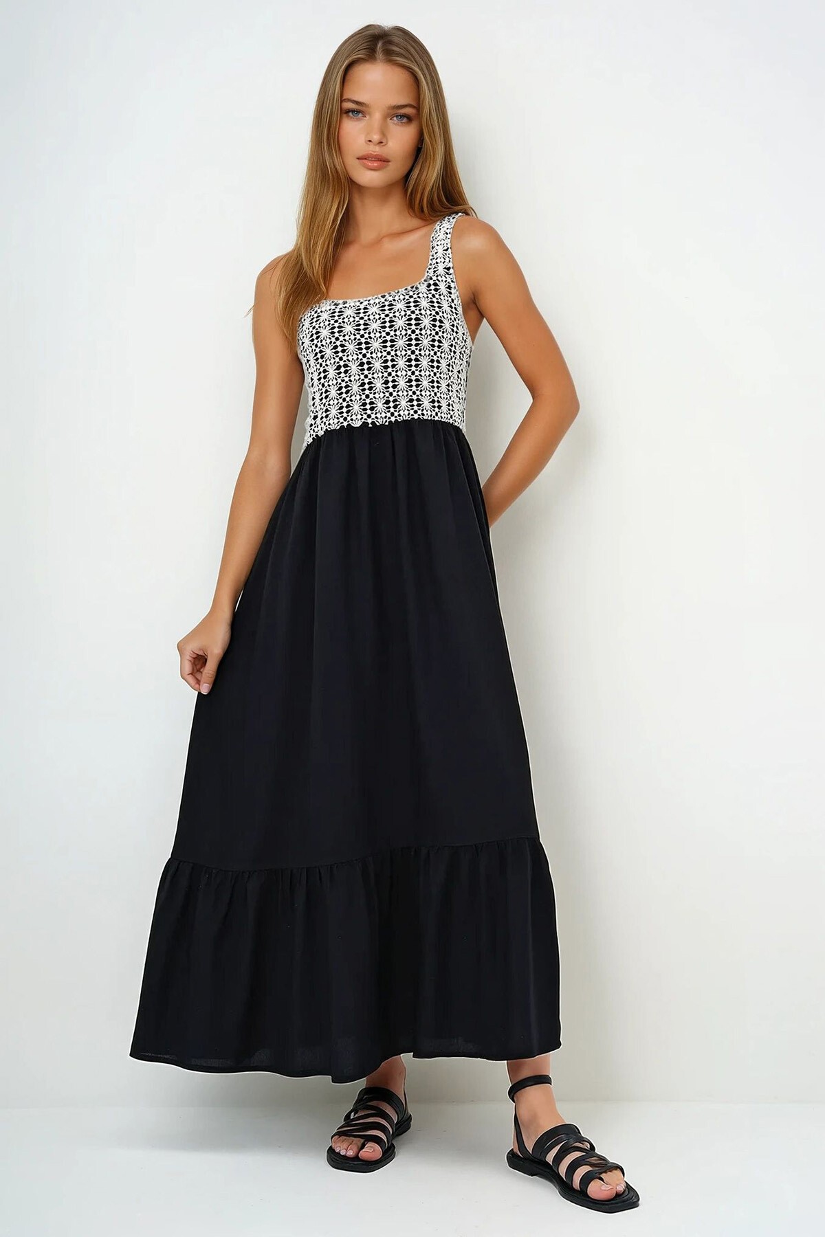 Siyah Ayarlanabilir Askılı Kare Yaka  Güpür Detaylı  Eteği Volanlı Yazlık Elbise