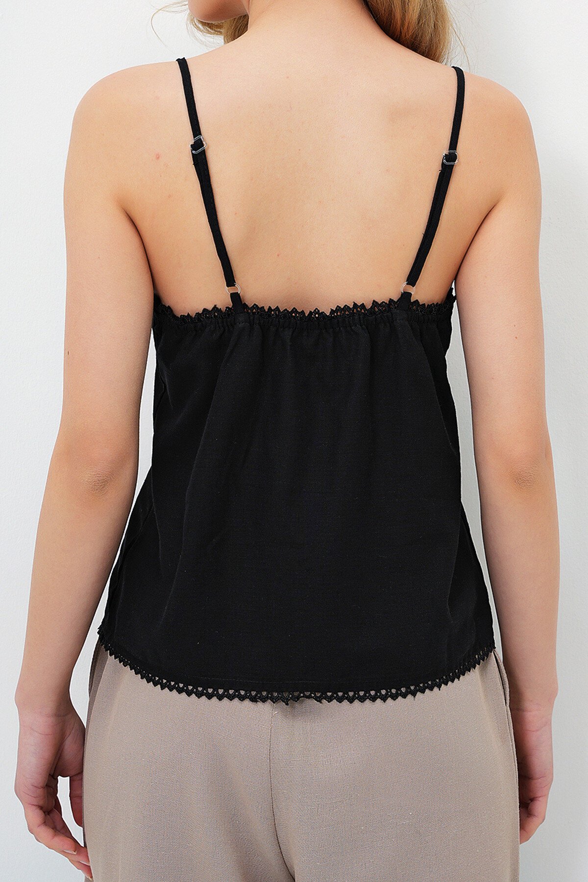 Siyah Ayarlanabilir Askılı Nakış İşlemeli Keten Dokuma Bluz