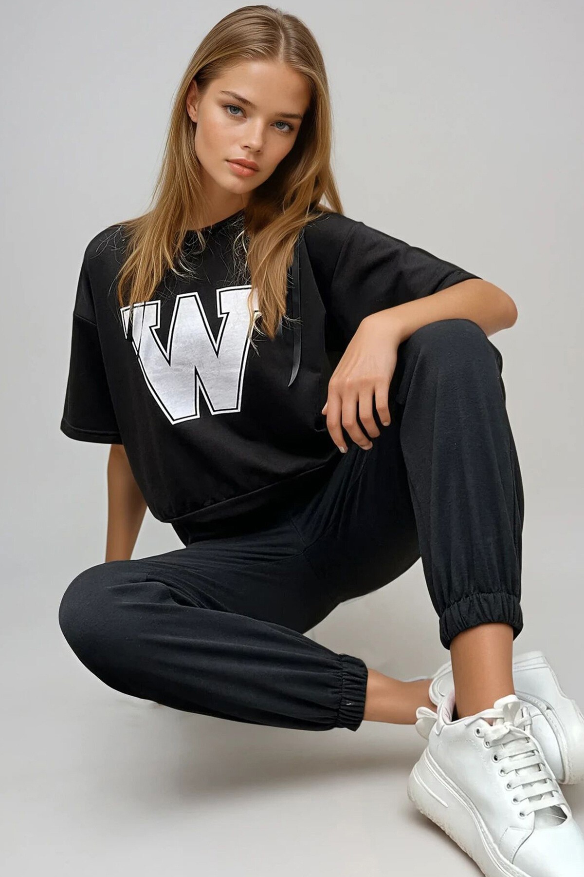 Siyah Baskılı T Shirt Ve Yüksek Bel Jogging Takım