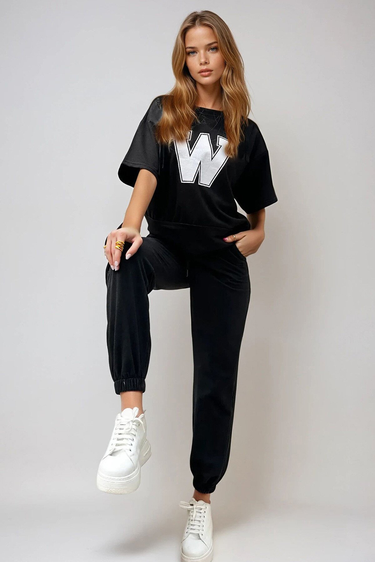 Siyah Baskılı T Shirt Ve Yüksek Bel Jogging Takım