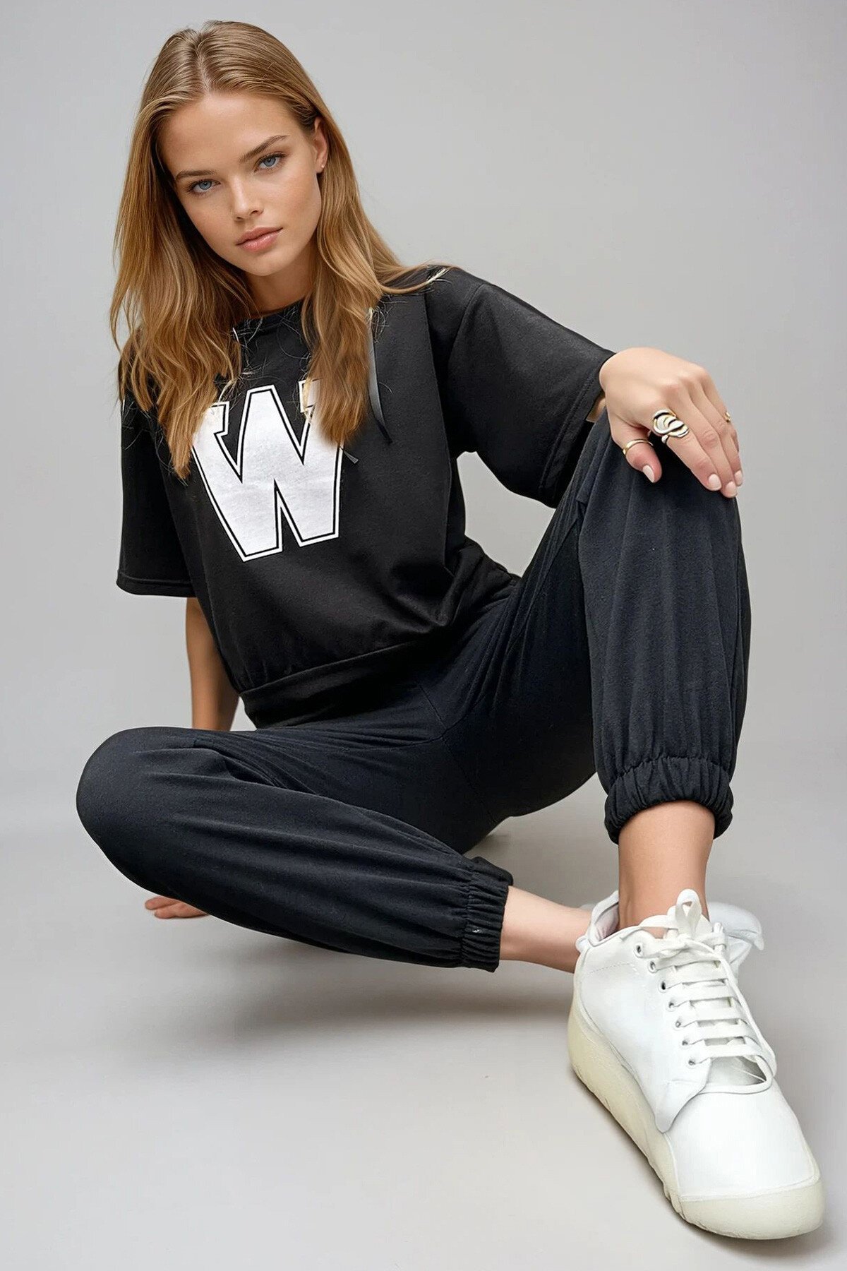 Siyah Baskılı T Shirt Ve Yüksek Bel Jogging Takım