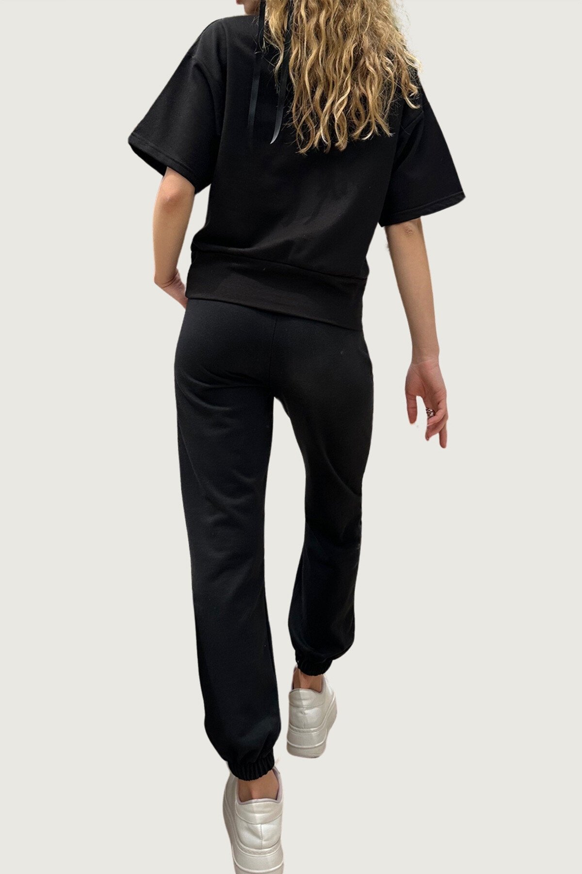 Siyah Baskılı T Shirt Ve Yüksek Bel Jogging Takım