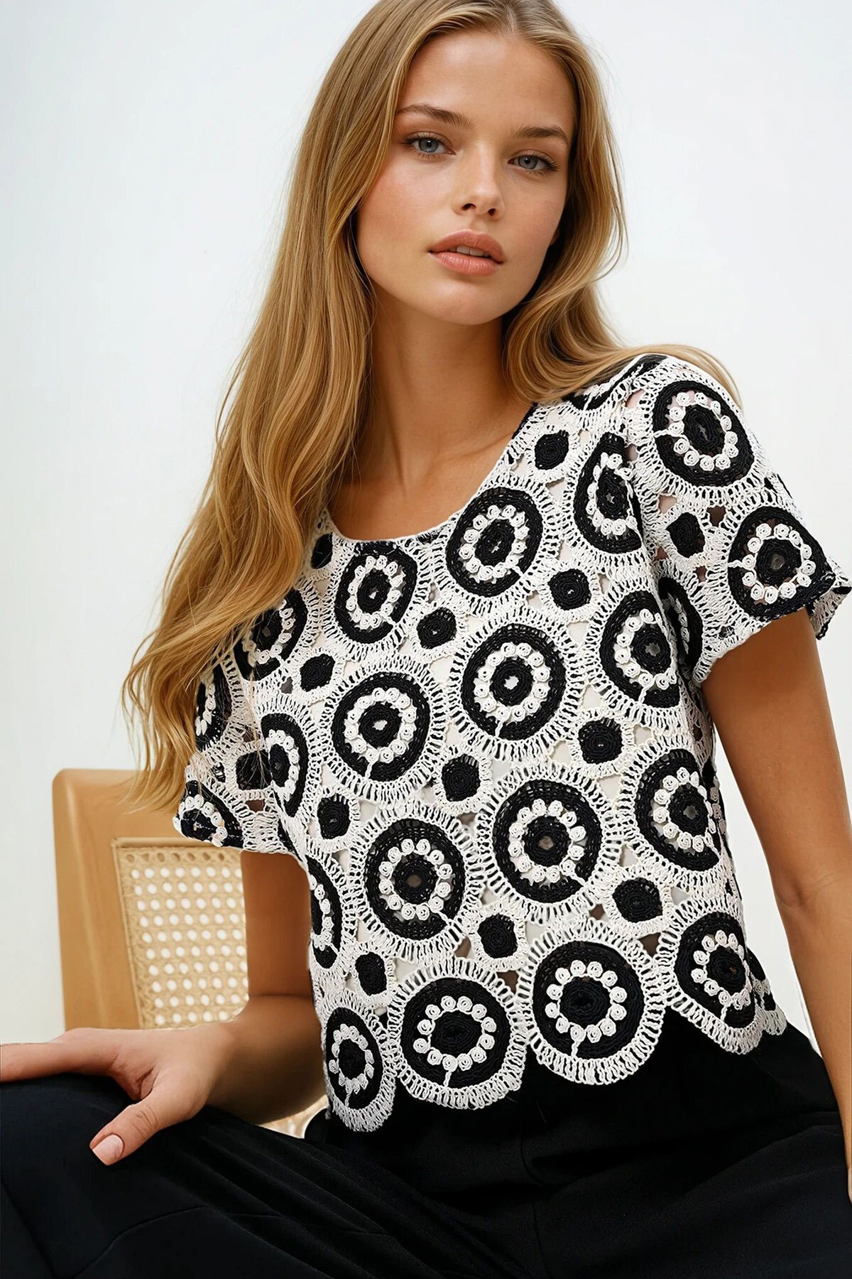 Siyah Bej Bisiklet Yaka Delik Ajurlu İçi Astarlı Motif İşlemeli Crop Bluz