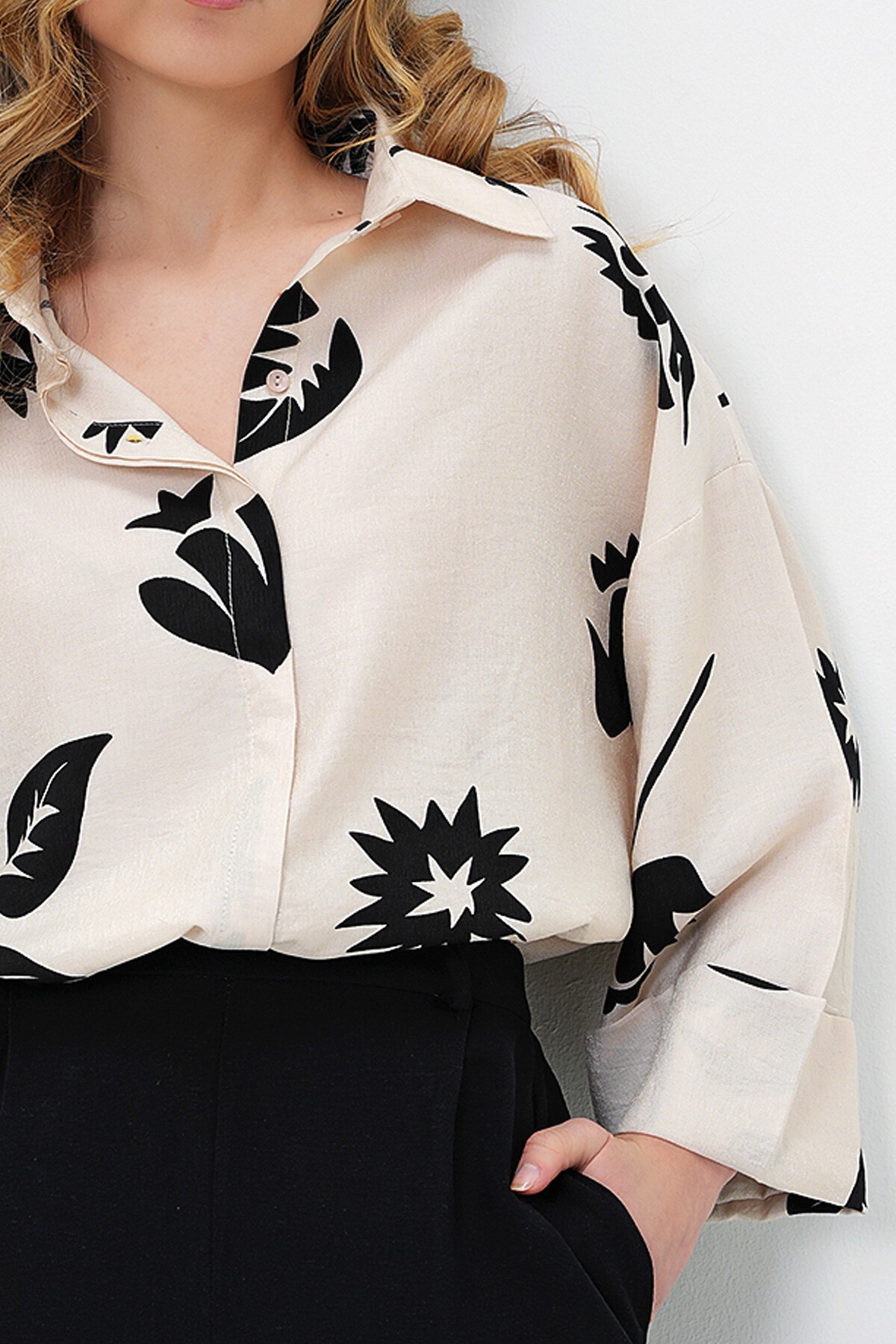 Siyah Bej Double Manşetli Yaprak Desenli Dokuma Gömlek