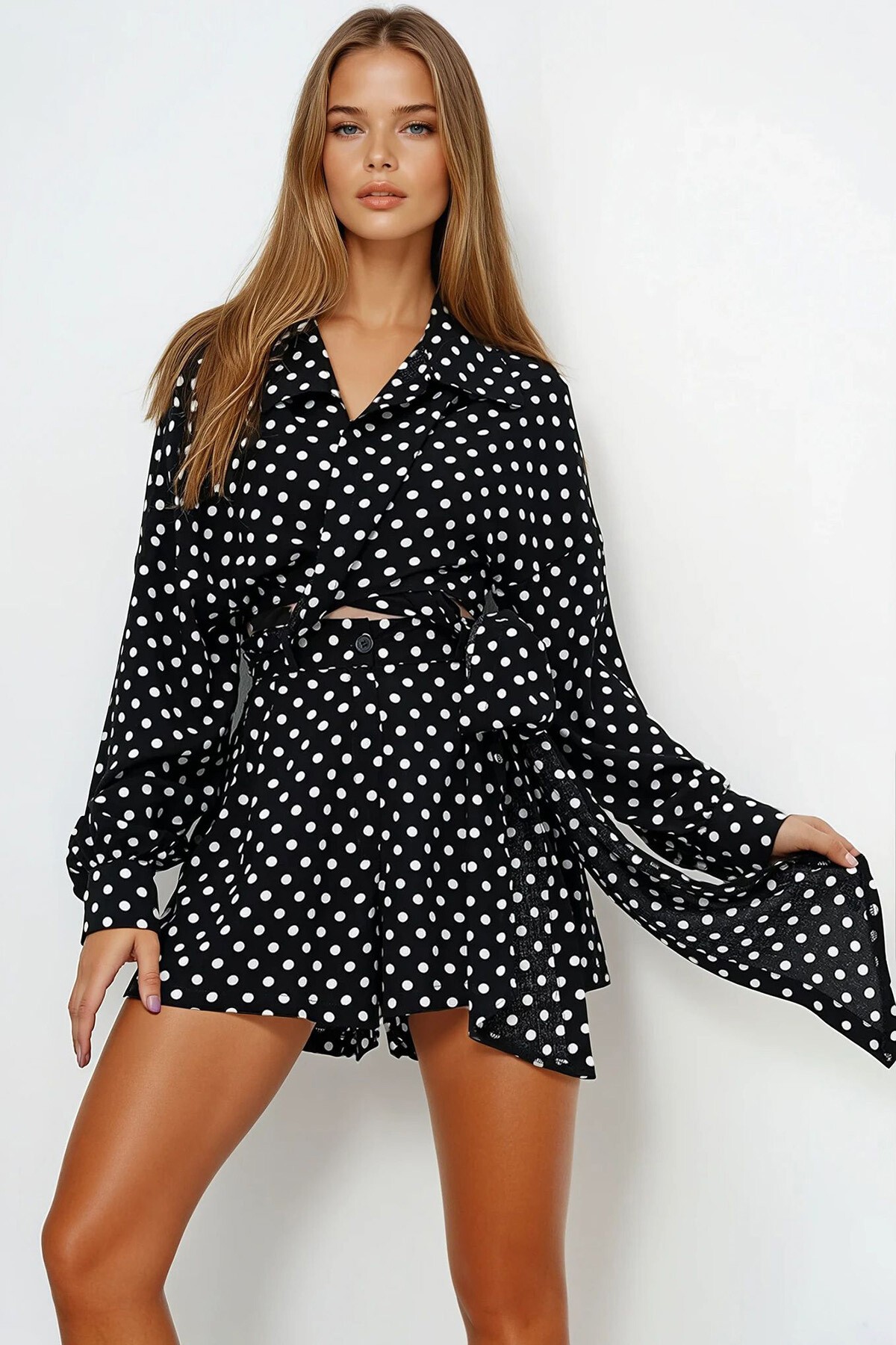 Siyah Beyaz Gömlek Yaka Bağlama Detaylı Dokuma Kruvaze Bluz Ve Çift Cepli Şort Takım