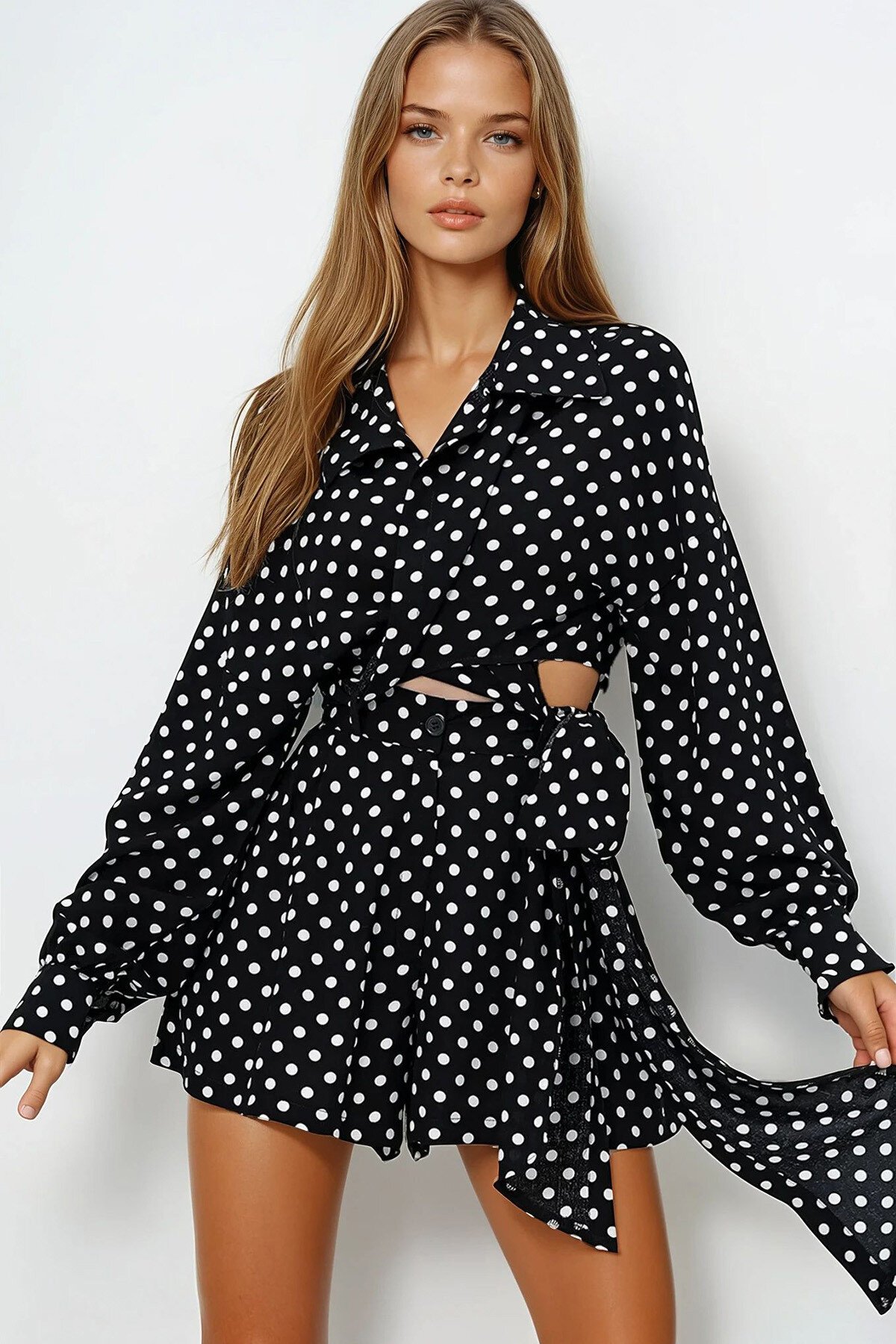 Siyah Beyaz Gömlek Yaka Bağlama Detaylı Dokuma Kruvaze Bluz Ve Çift Cepli Şort Takım