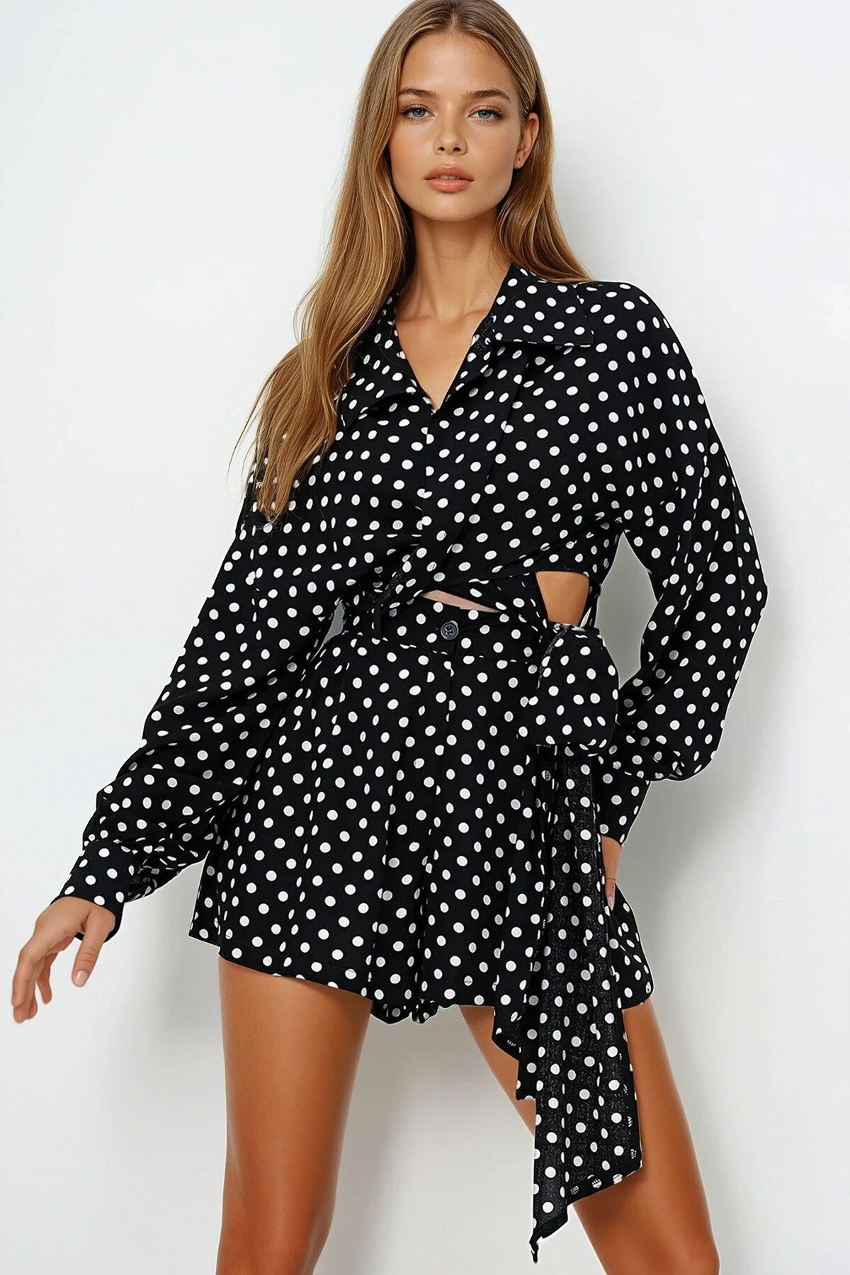 Siyah Beyaz Gömlek Yaka Bağlama Detaylı Dokuma Kruvaze Bluz Ve Çift Cepli Şort Takım