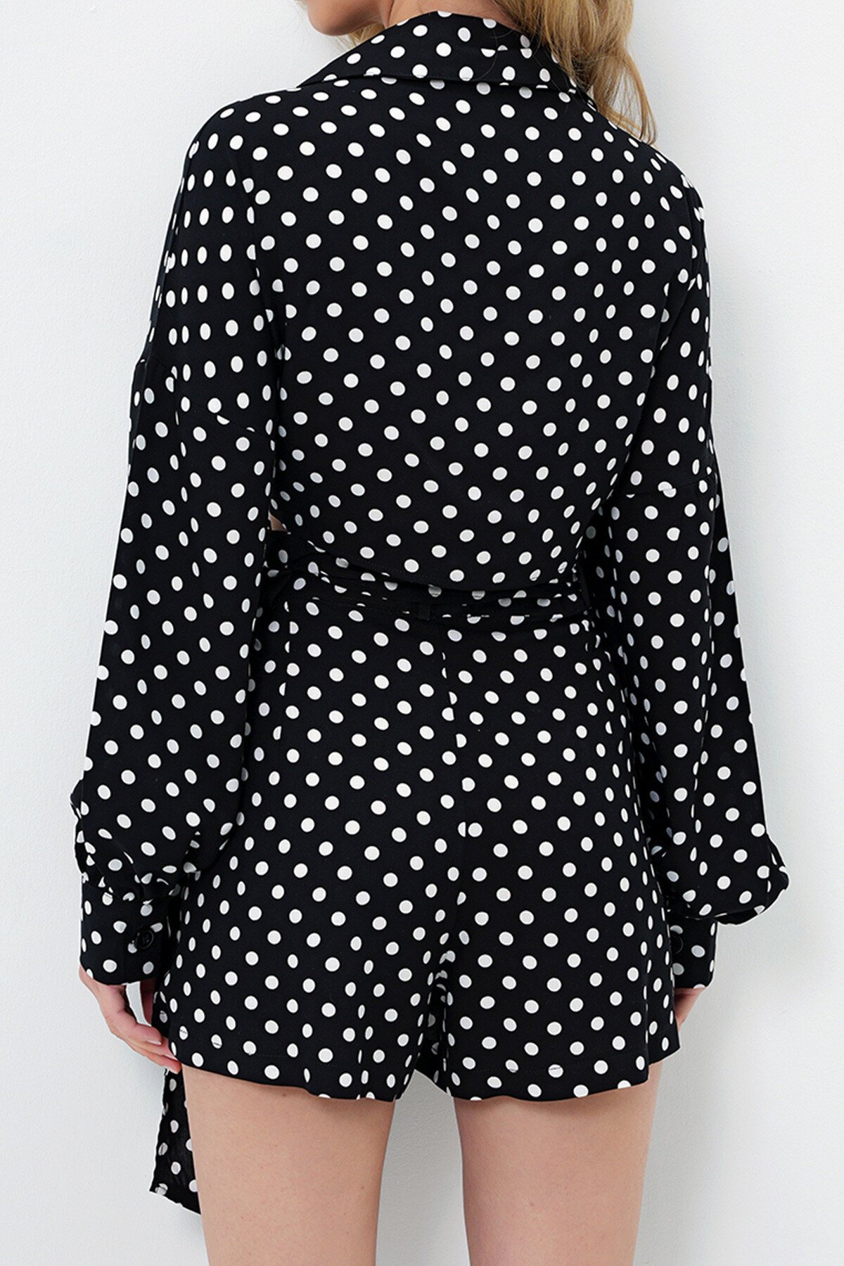 Siyah Beyaz Gömlek Yaka Bağlama Detaylı Dokuma Kruvaze Bluz Ve Çift Cepli Şort Takım