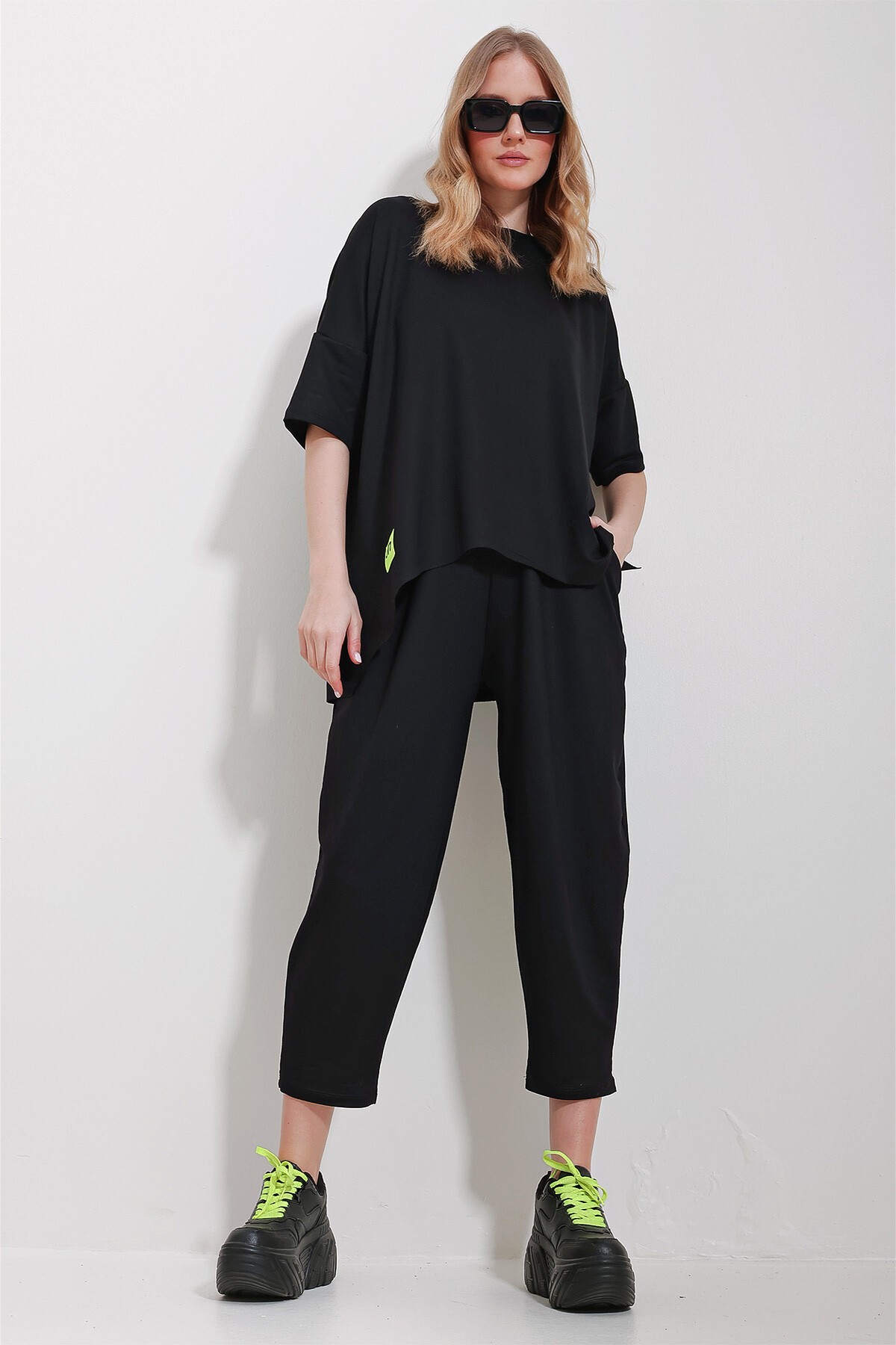 Siyah Bisiklet Yaka Asimetrik Kesim Armalı Bluz Ve Pantolon Takım