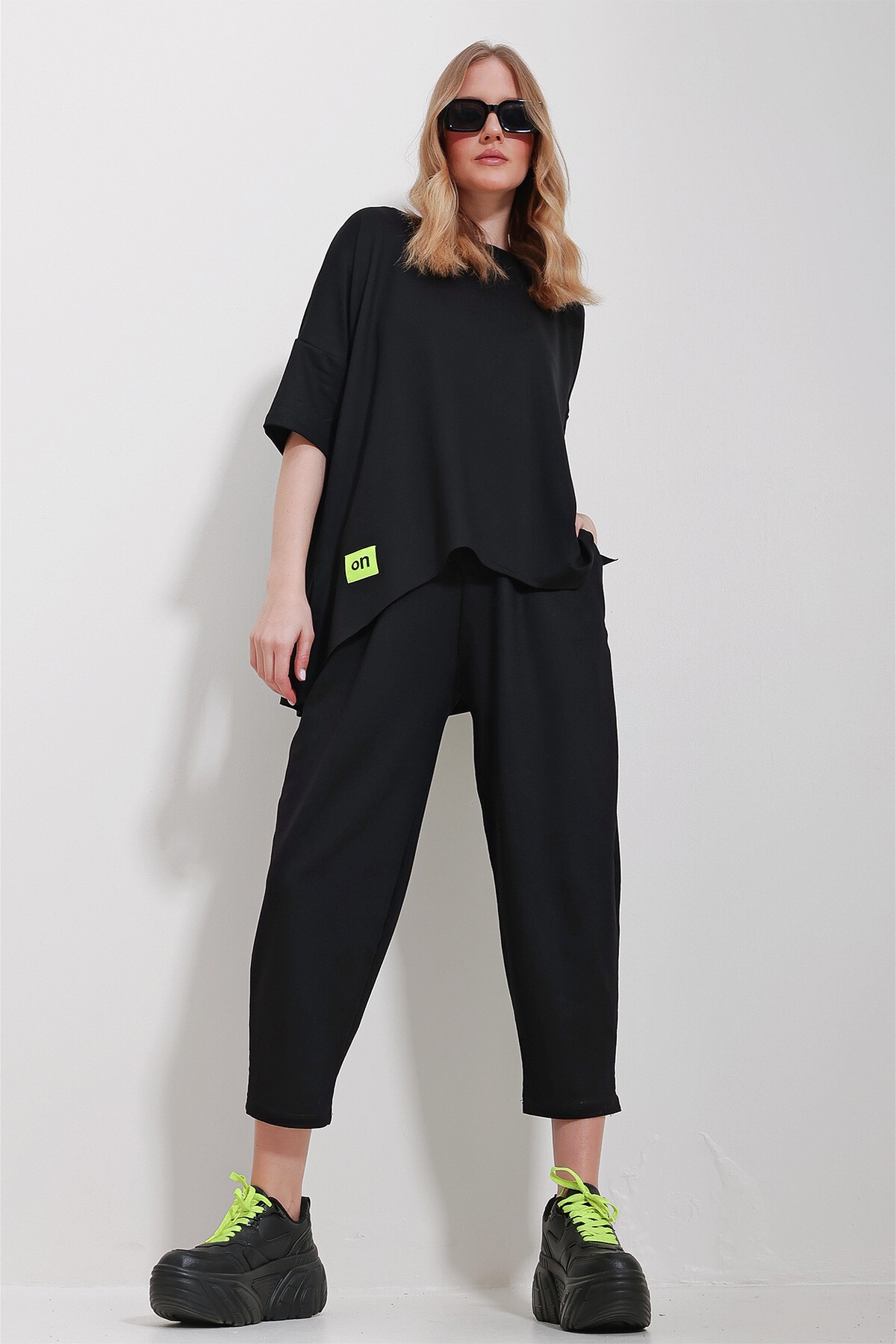 Siyah Bisiklet Yaka Asimetrik Kesim Armalı Bluz Ve Pantolon Takım