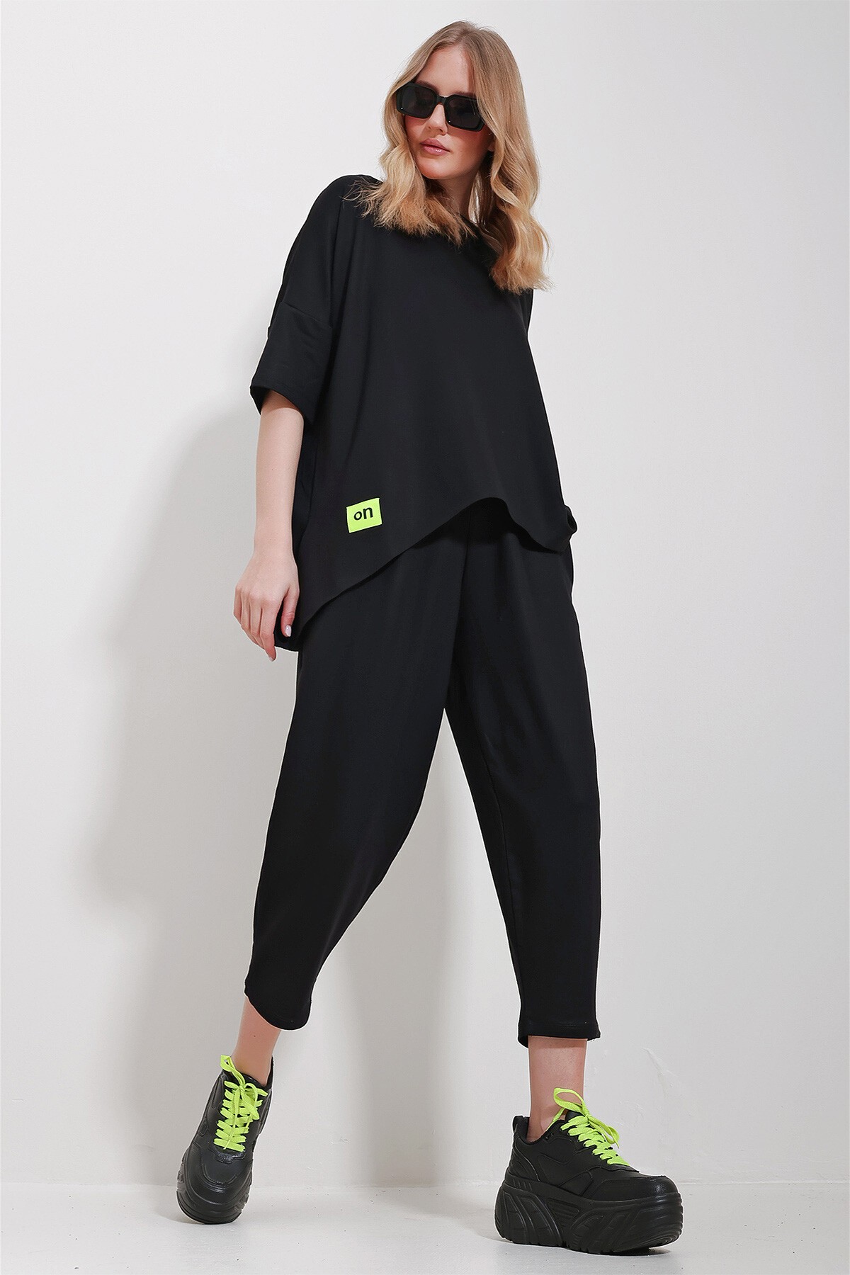 Siyah Bisiklet Yaka Asimetrik Kesim Armalı Bluz Ve Pantolon Takım