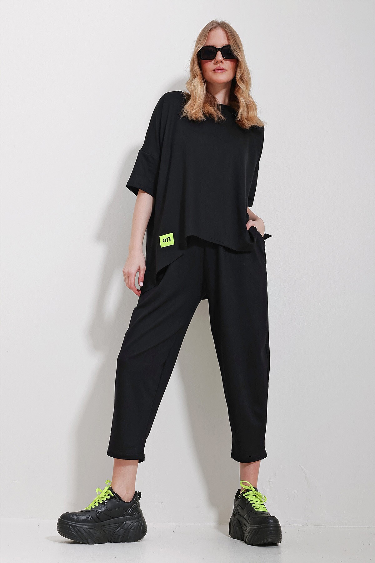 Siyah Bisiklet Yaka Asimetrik Kesim Armalı Bluz Ve Pantolon Takım