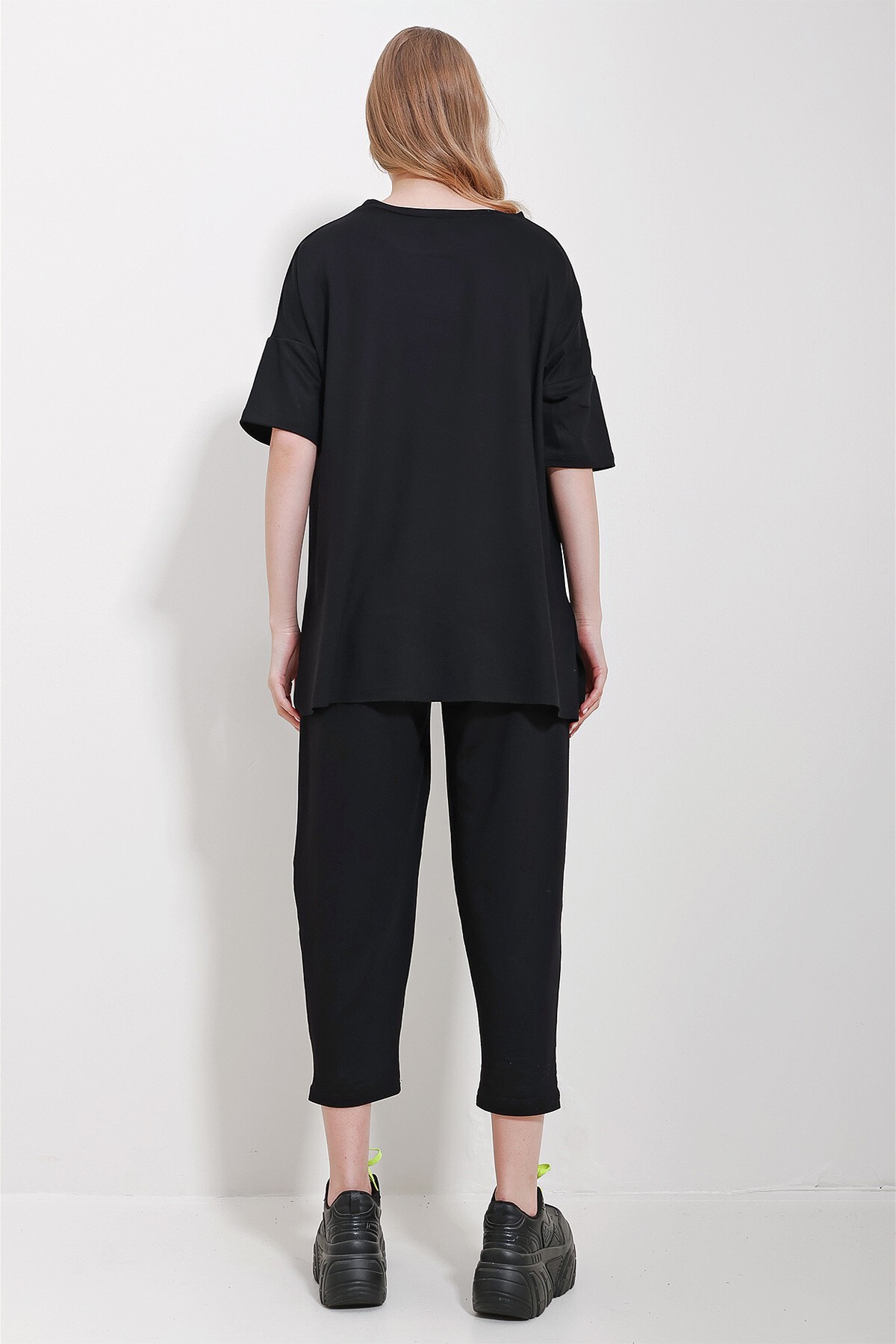 Siyah Bisiklet Yaka Asimetrik Kesim Armalı Bluz Ve Pantolon Takım