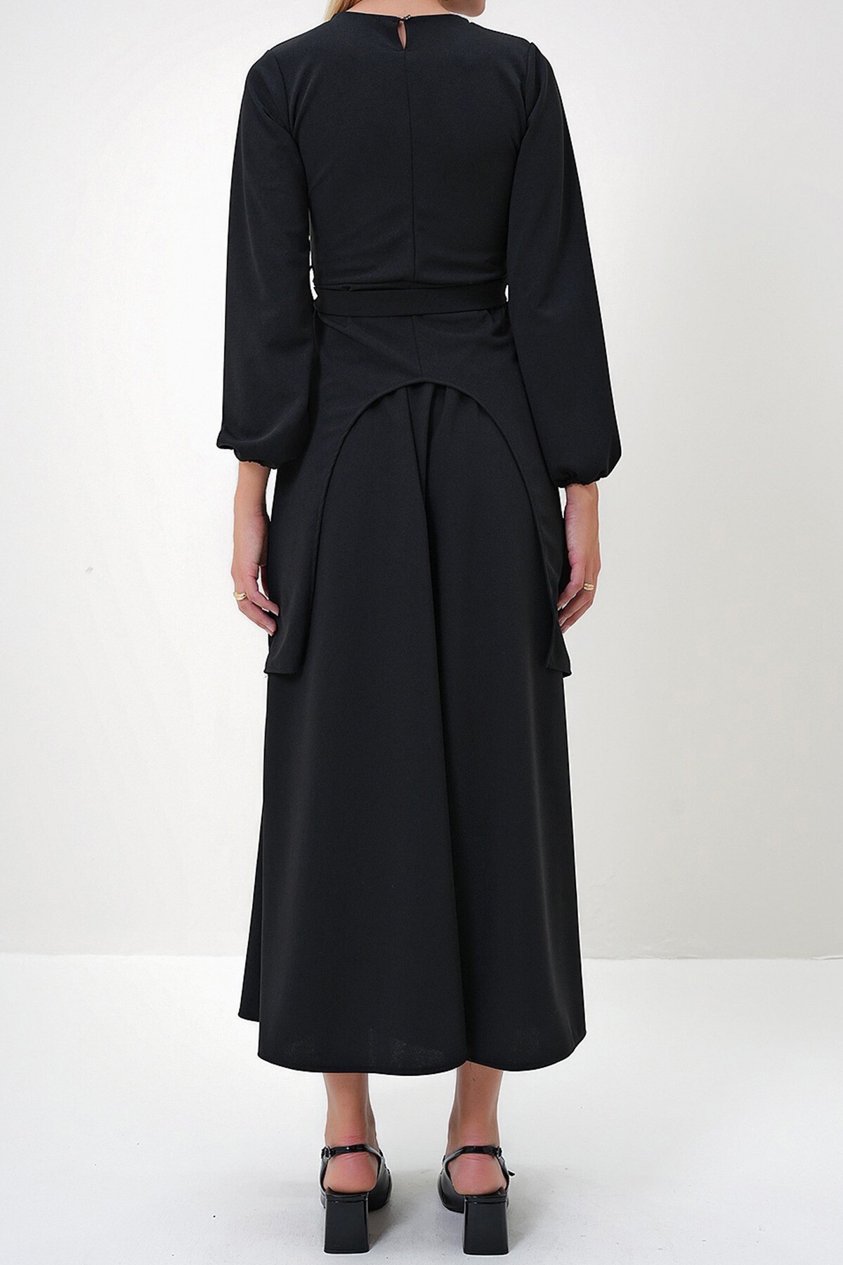 Siyah Bisiklet Yaka Asimetrik Kesim Tunik Ve Etek Takım