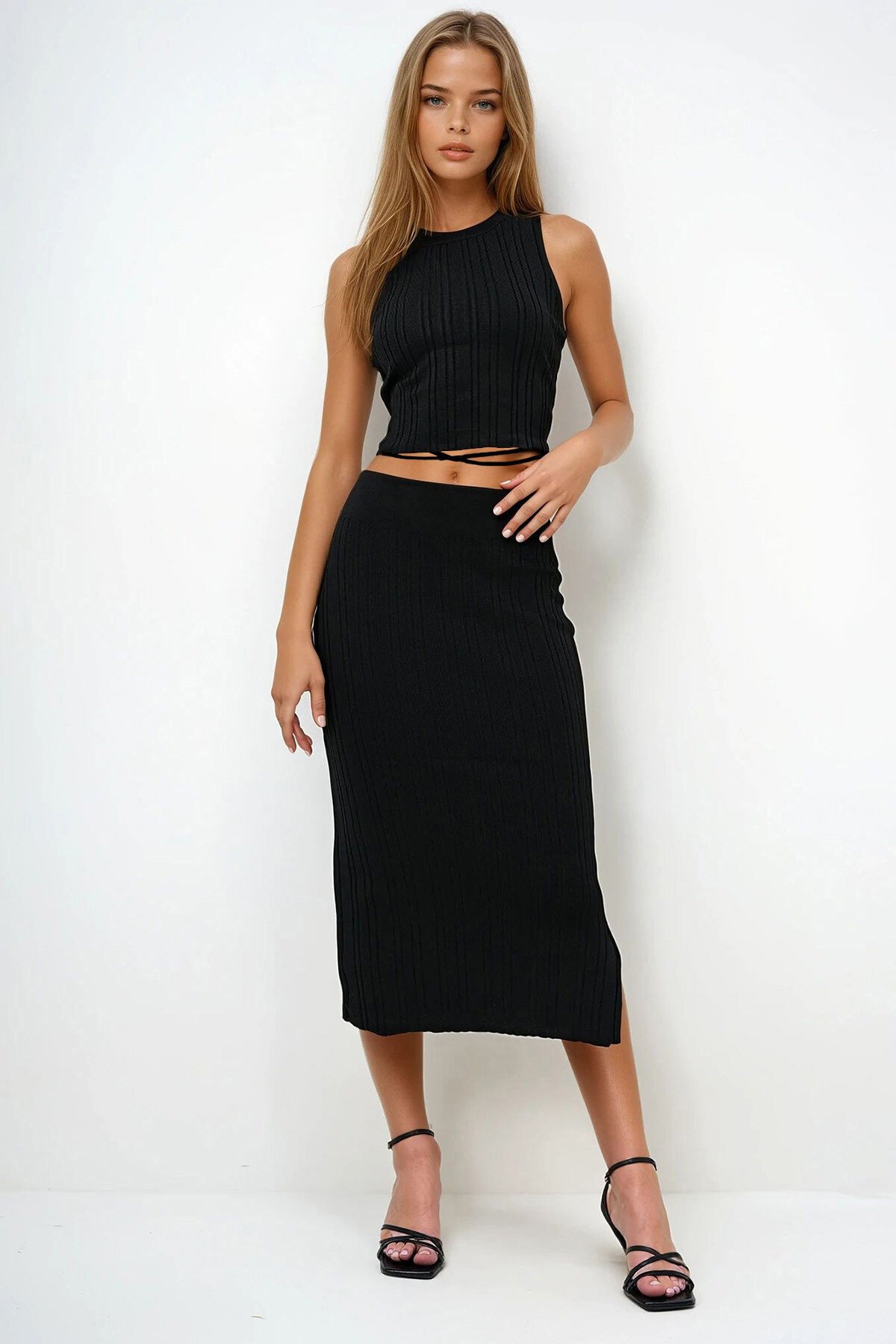 Siyah Bisiklet Yaka Bağlama Detaylı Yazlık Triko Bluz Ve Maksi Boy Etek Takım