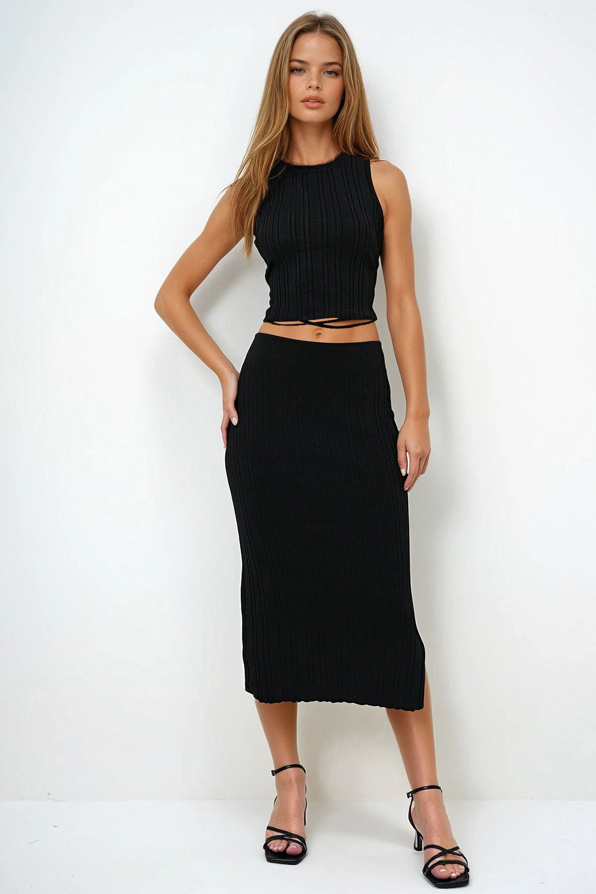 Siyah Bisiklet Yaka Bağlama Detaylı Yazlık Triko Bluz Ve Maksi Boy Etek Takım