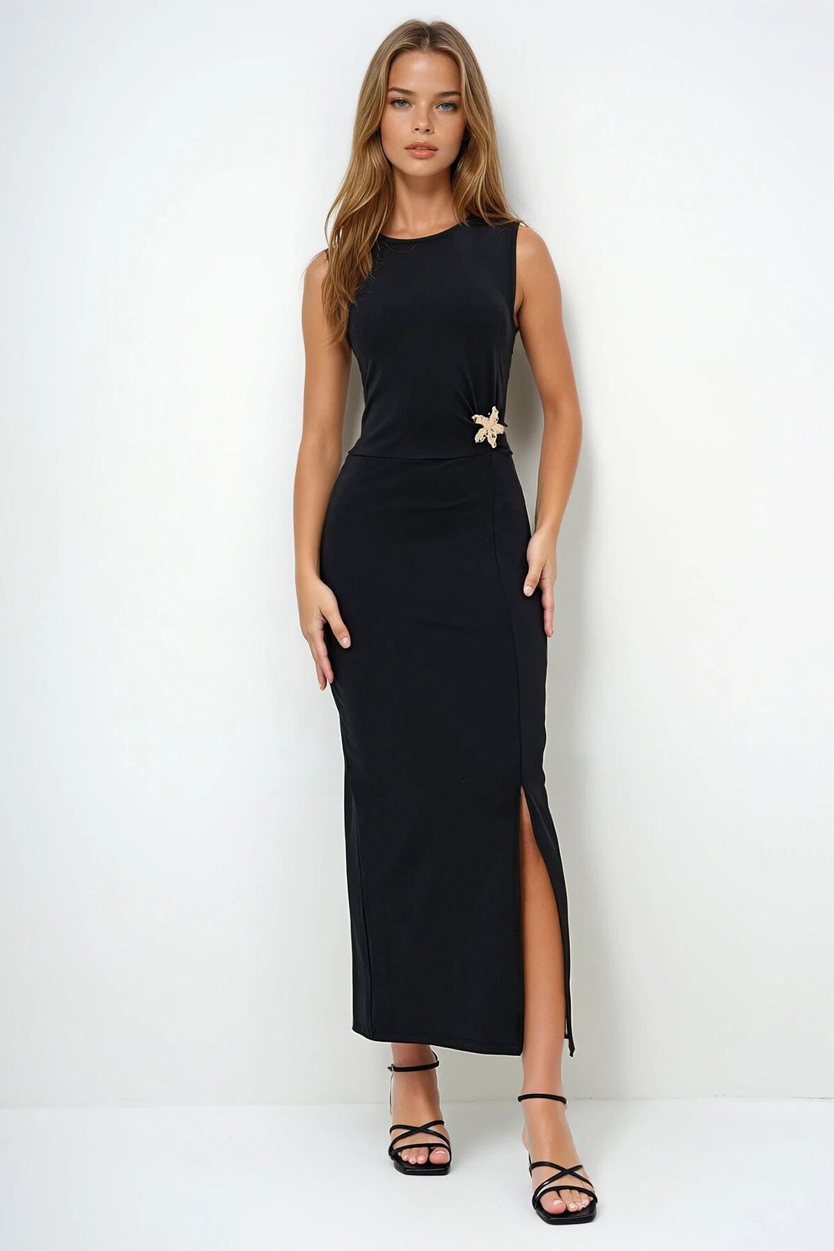 Siyah Bisiklet Yaka Beli Büzgülü Metal Aksesuarlı Kolsuz Elbise