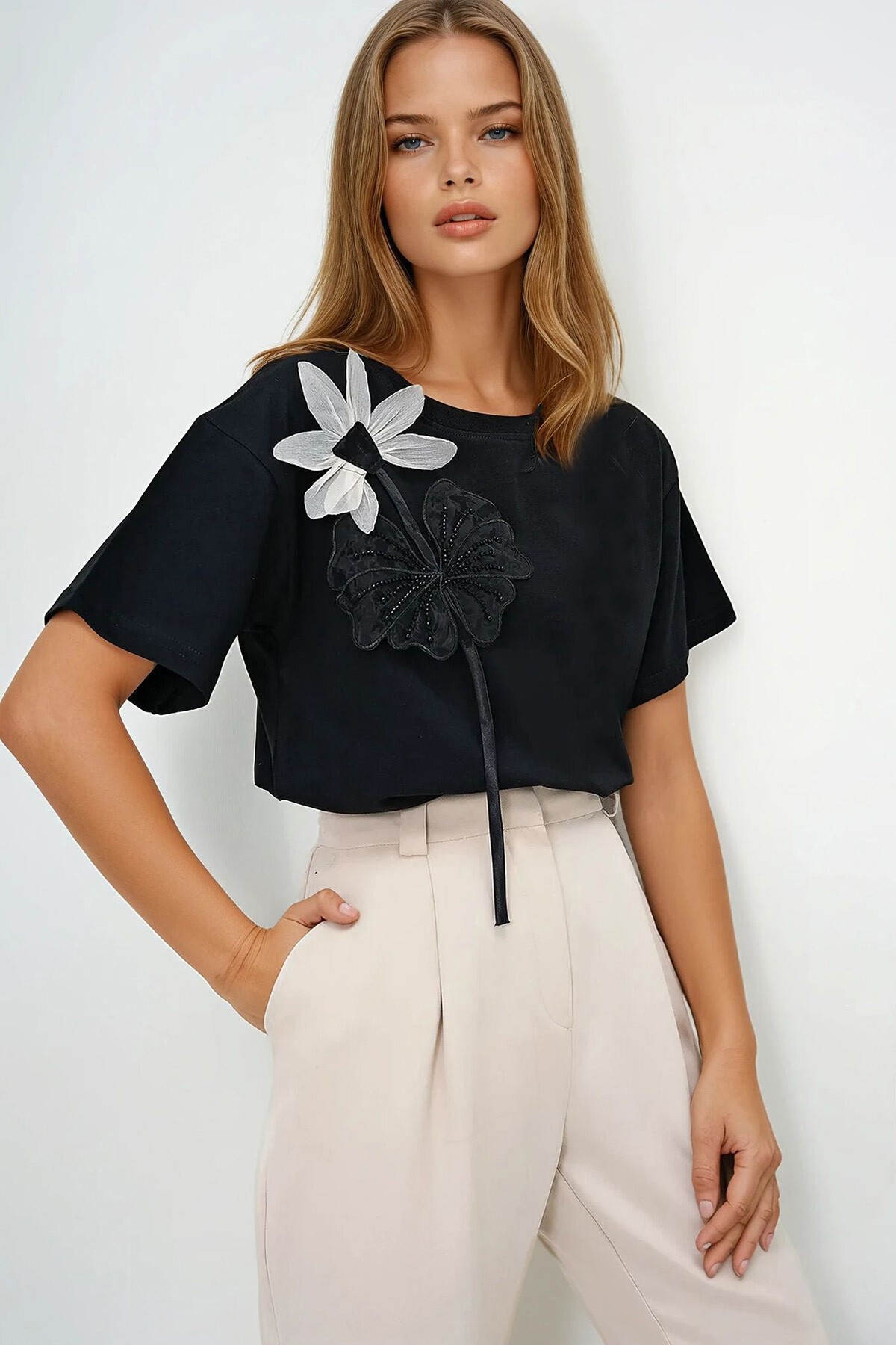 Siyah Bisiklet Yaka Çiçek Motifli Organze Pamuk T Shırt