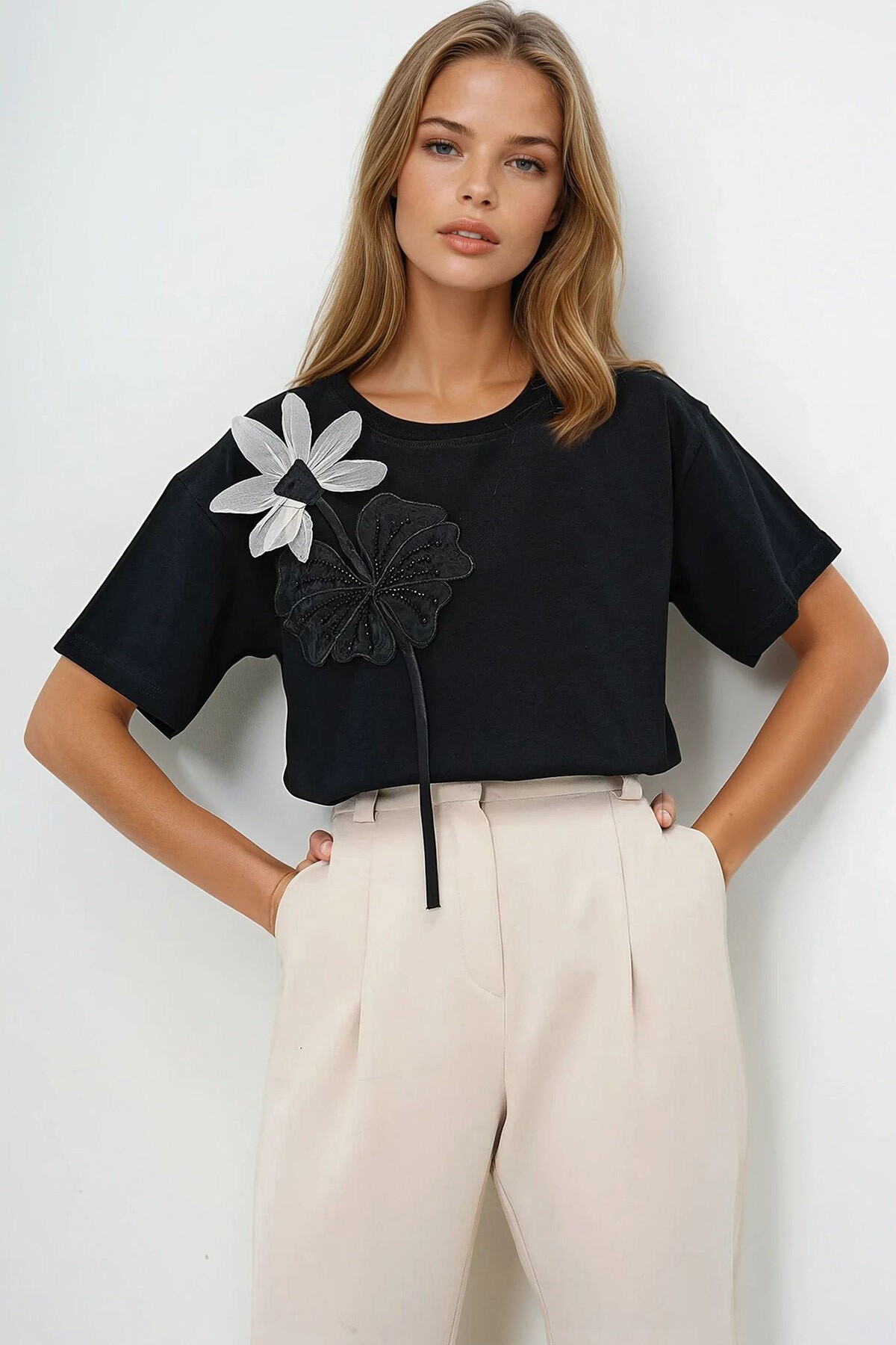 Siyah Bisiklet Yaka Çiçek Motifli Organze Pamuk T Shırt