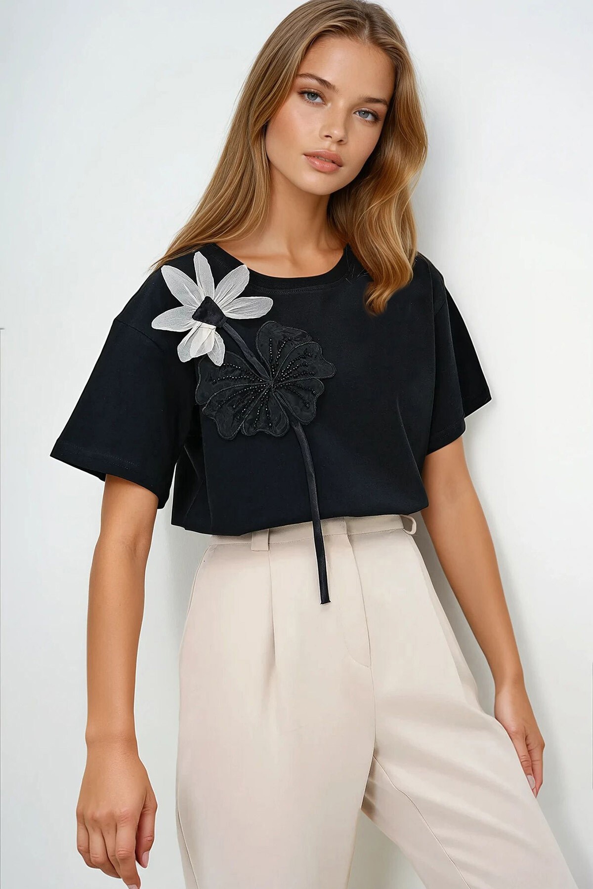 Siyah Bisiklet Yaka Çiçek Motifli Organze Pamuk T Shırt
