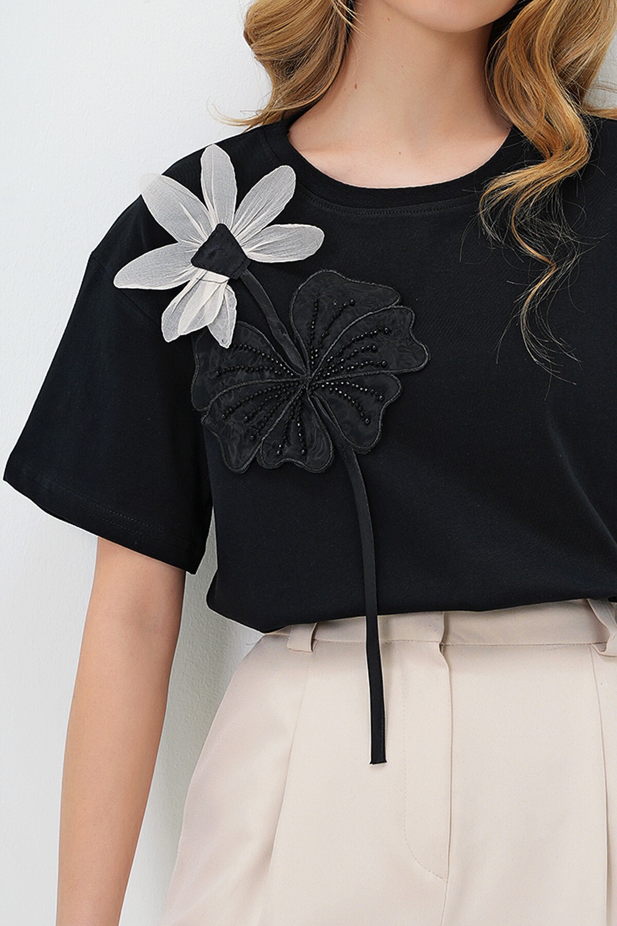 Siyah Bisiklet Yaka Çiçek Motifli Organze Pamuk T Shırt