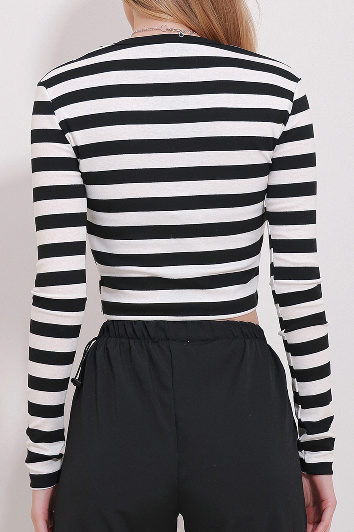 Siyah Bisiklet Yaka Çizgili Çıkabilen Kolyeli Crop Örme Bluz