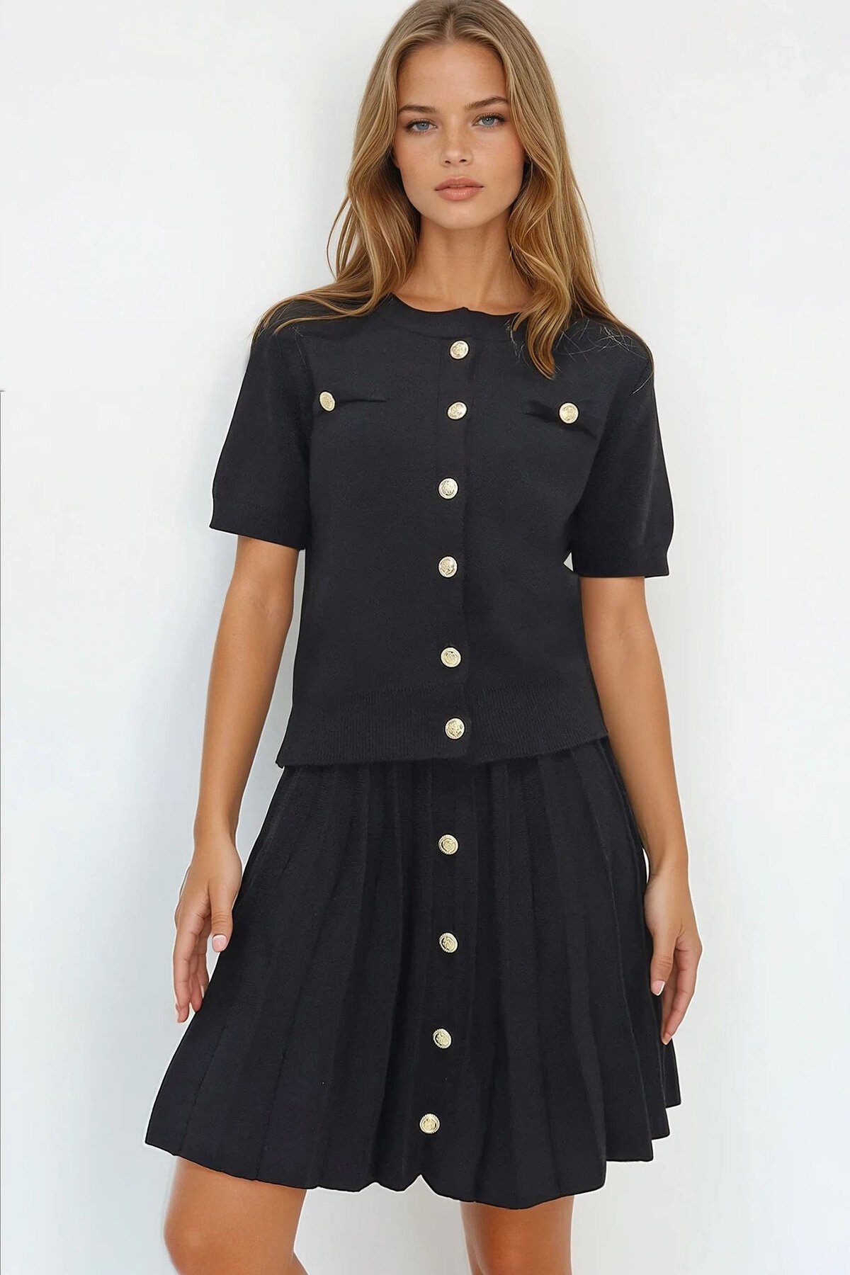 Siyah Bisiklet Yaka Düğme Detaylı Triko Bluz Ve Etek Takım