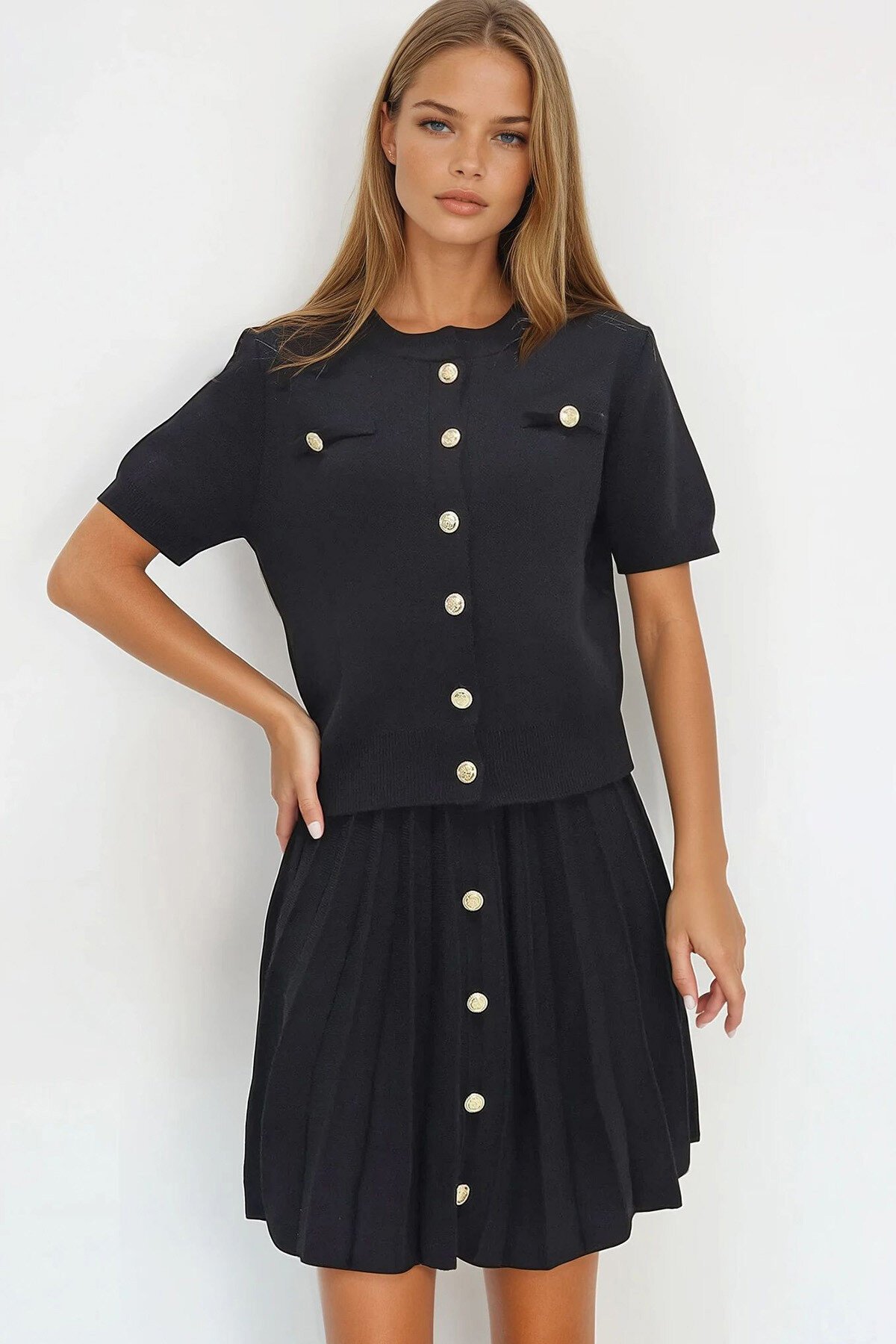 Siyah Bisiklet Yaka Düğme Detaylı Triko Bluz Ve Etek Takım