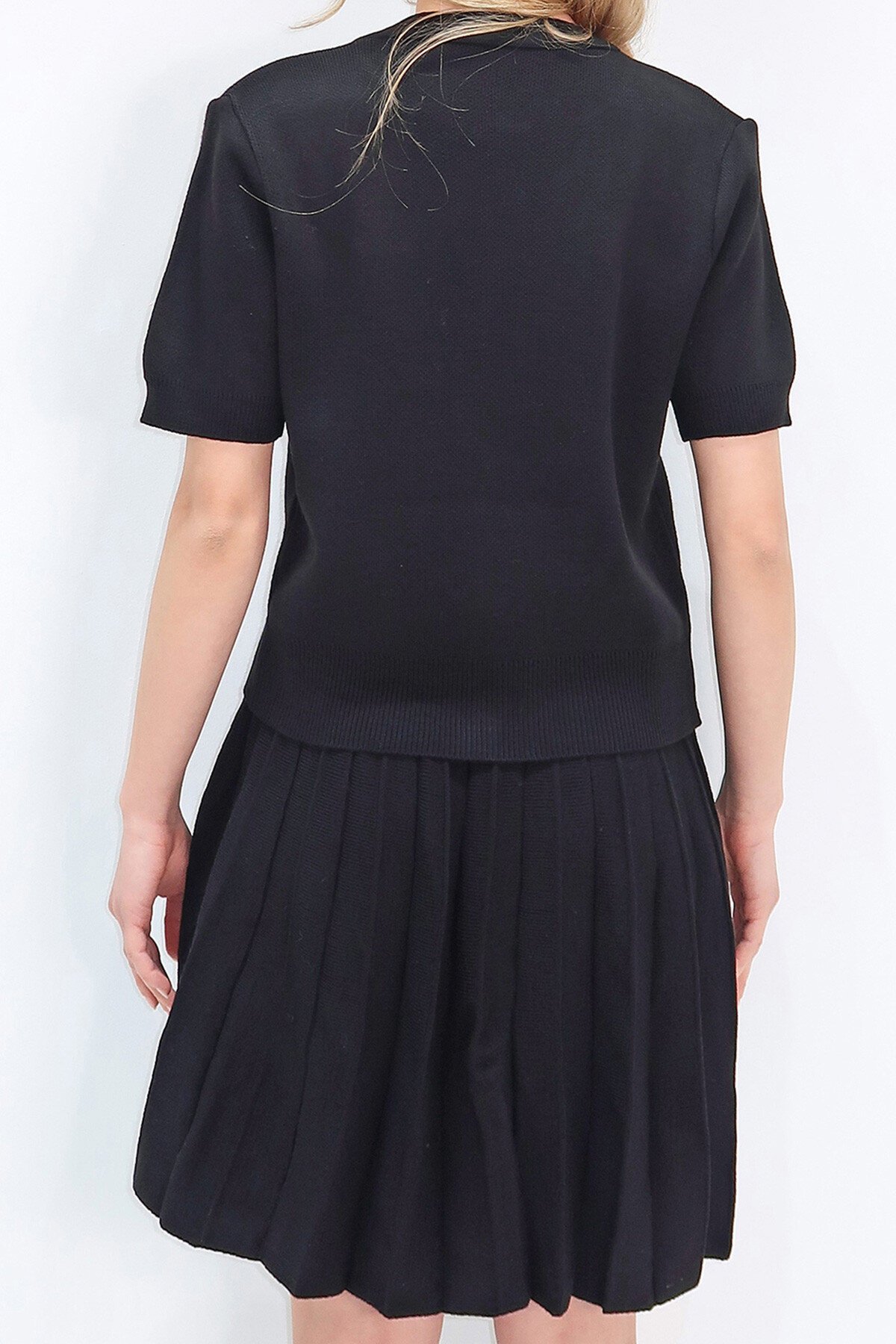 Siyah Bisiklet Yaka Düğme Detaylı Triko Bluz Ve Etek Takım