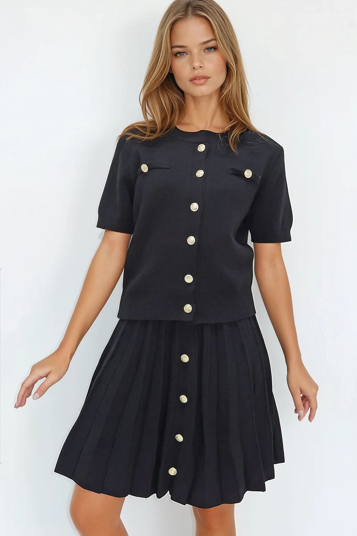 Siyah Bisiklet Yaka Düğme Detaylı Triko Bluz Ve Etek Takım