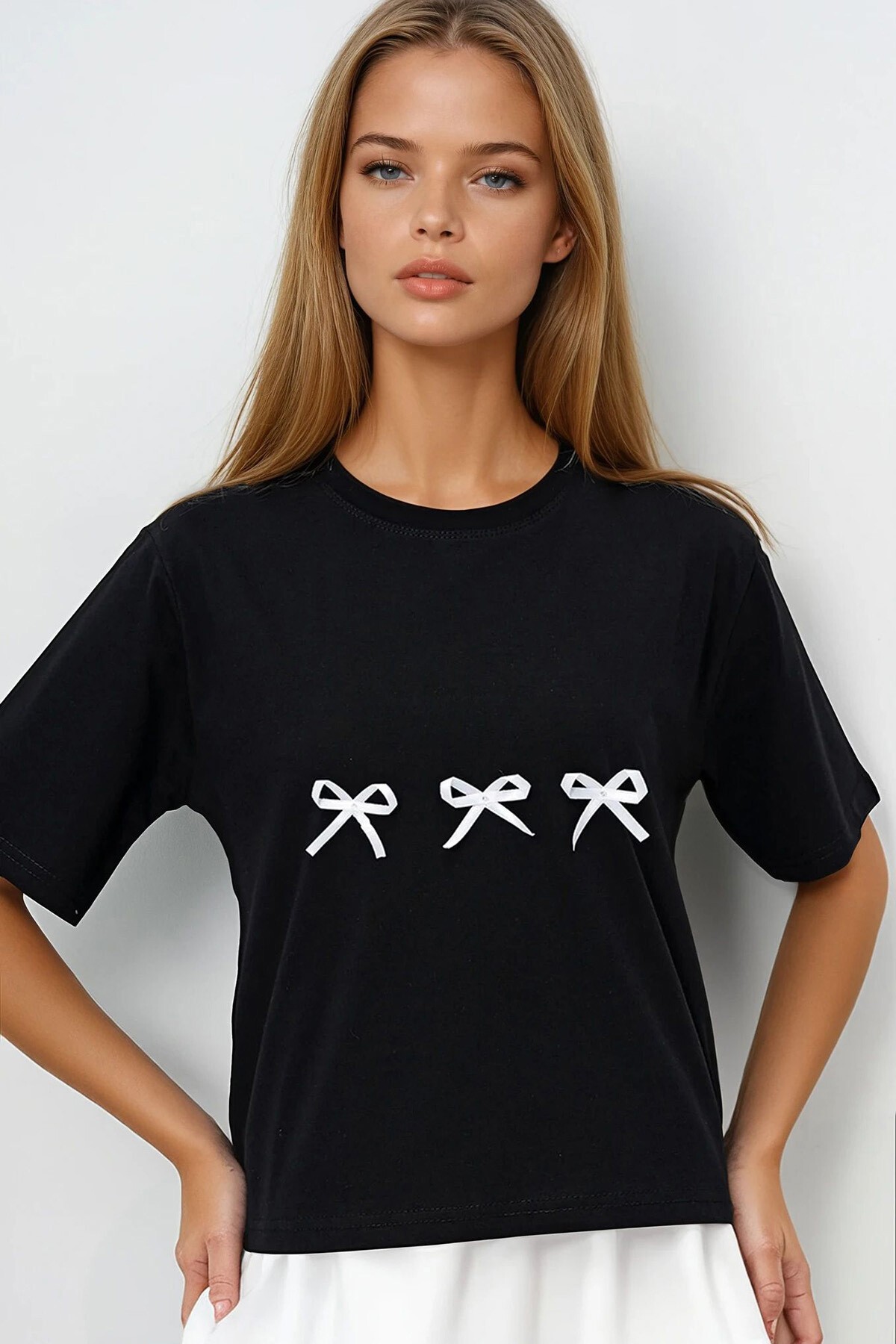 Siyah Bisiklet Yaka Fiyonk Detaylı T Shırt