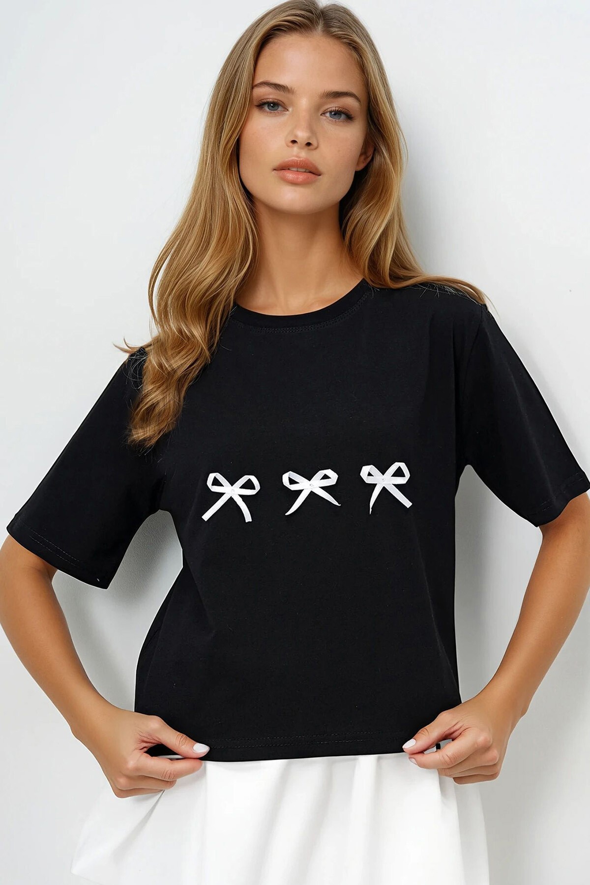 Siyah Bisiklet Yaka Fiyonk Detaylı T Shırt