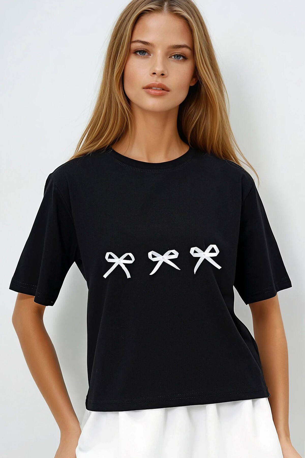 Siyah Bisiklet Yaka Fiyonk Detaylı T Shırt