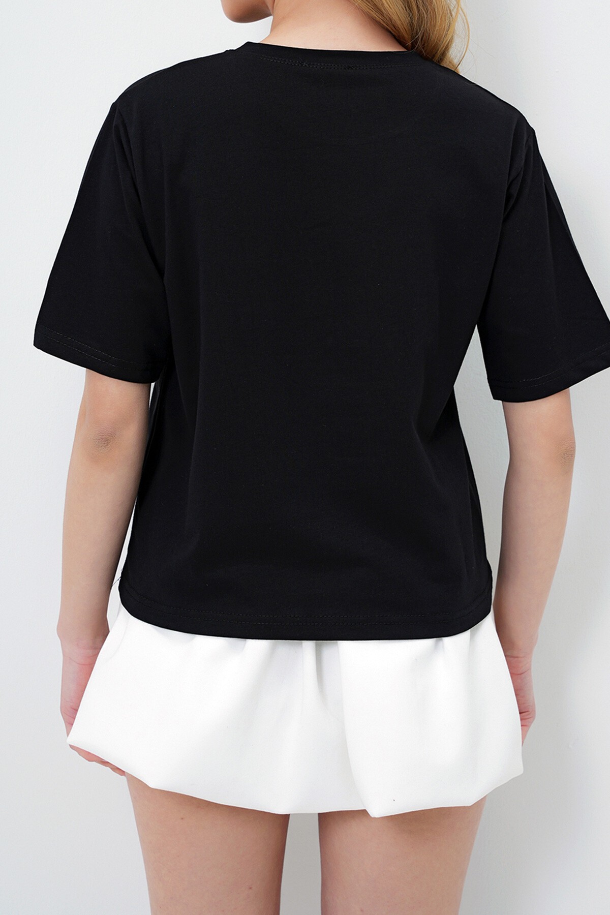 Siyah Bisiklet Yaka Fiyonk Detaylı T Shırt