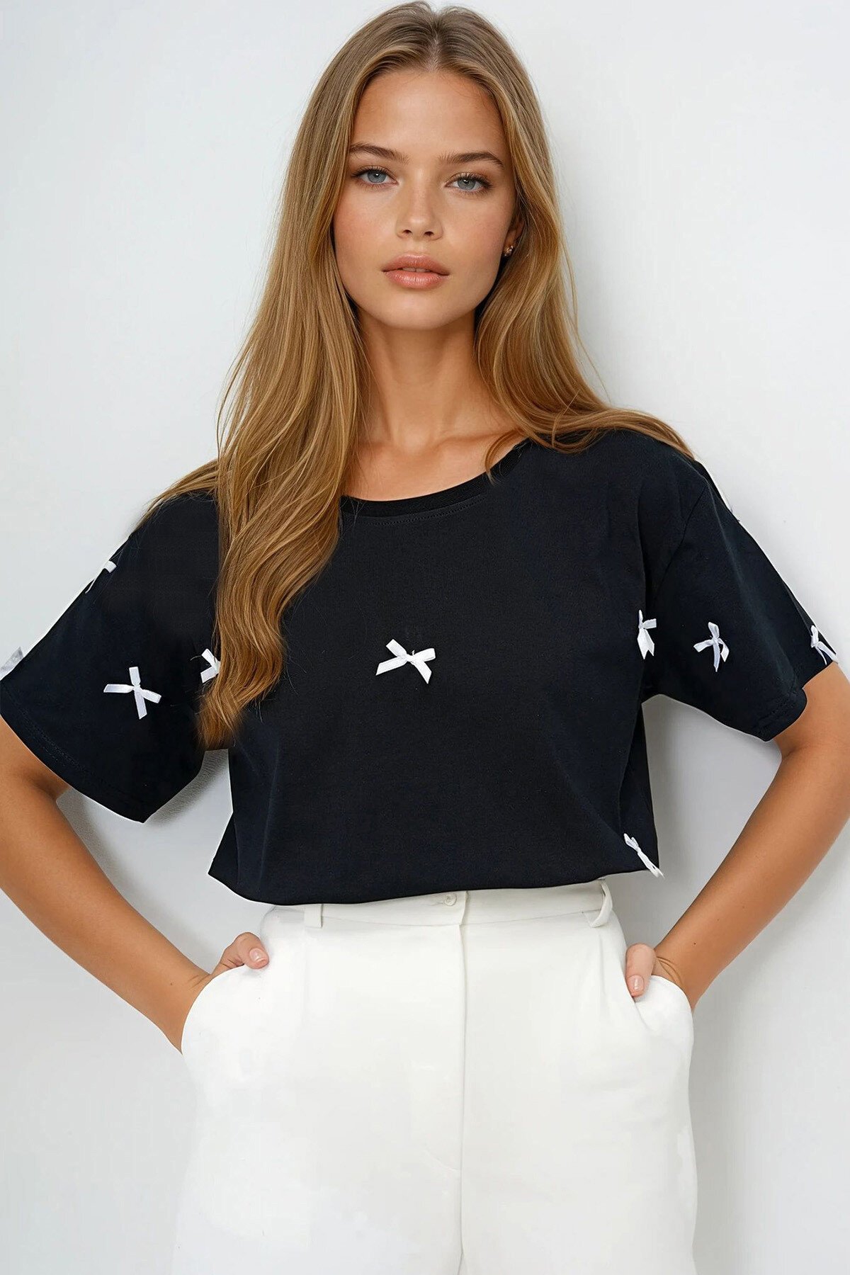 Siyah Bisiklet Yaka Fiyonk İşlemeli Basic T Shırt