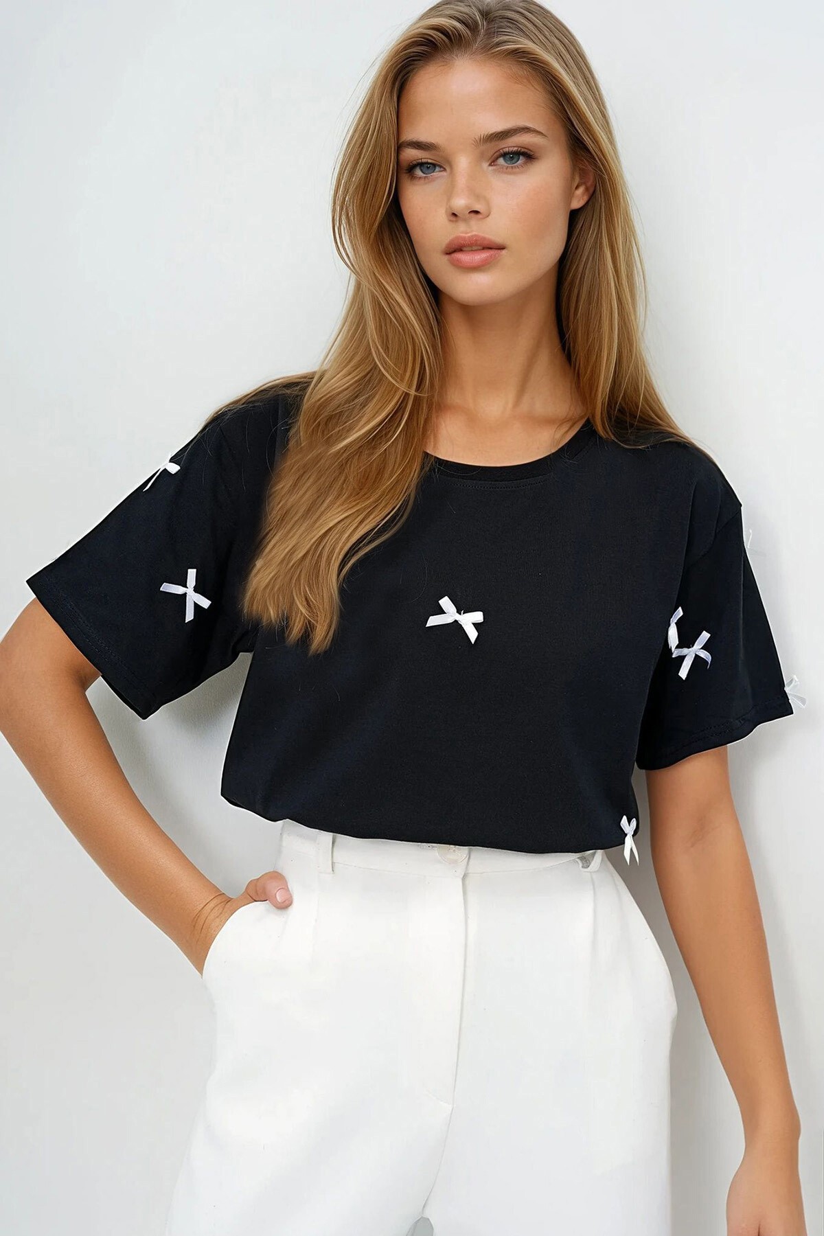 Siyah Bisiklet Yaka Fiyonk İşlemeli Basic T Shırt