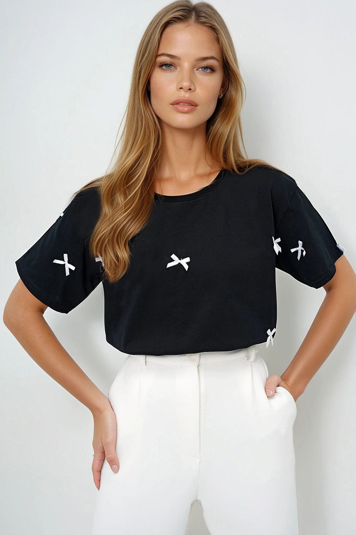 Siyah Bisiklet Yaka Fiyonk İşlemeli Basic T Shırt