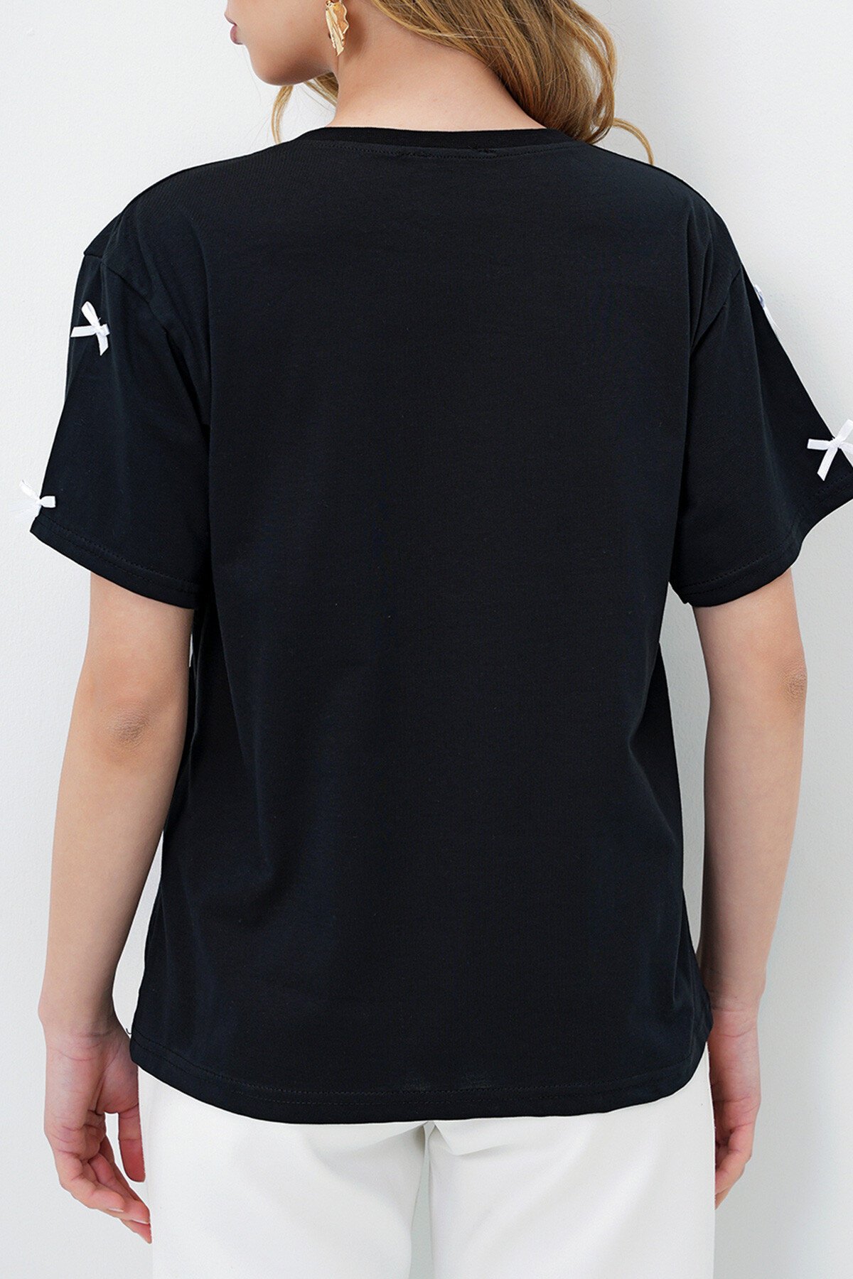 Siyah Bisiklet Yaka Fiyonk İşlemeli Basic T Shırt