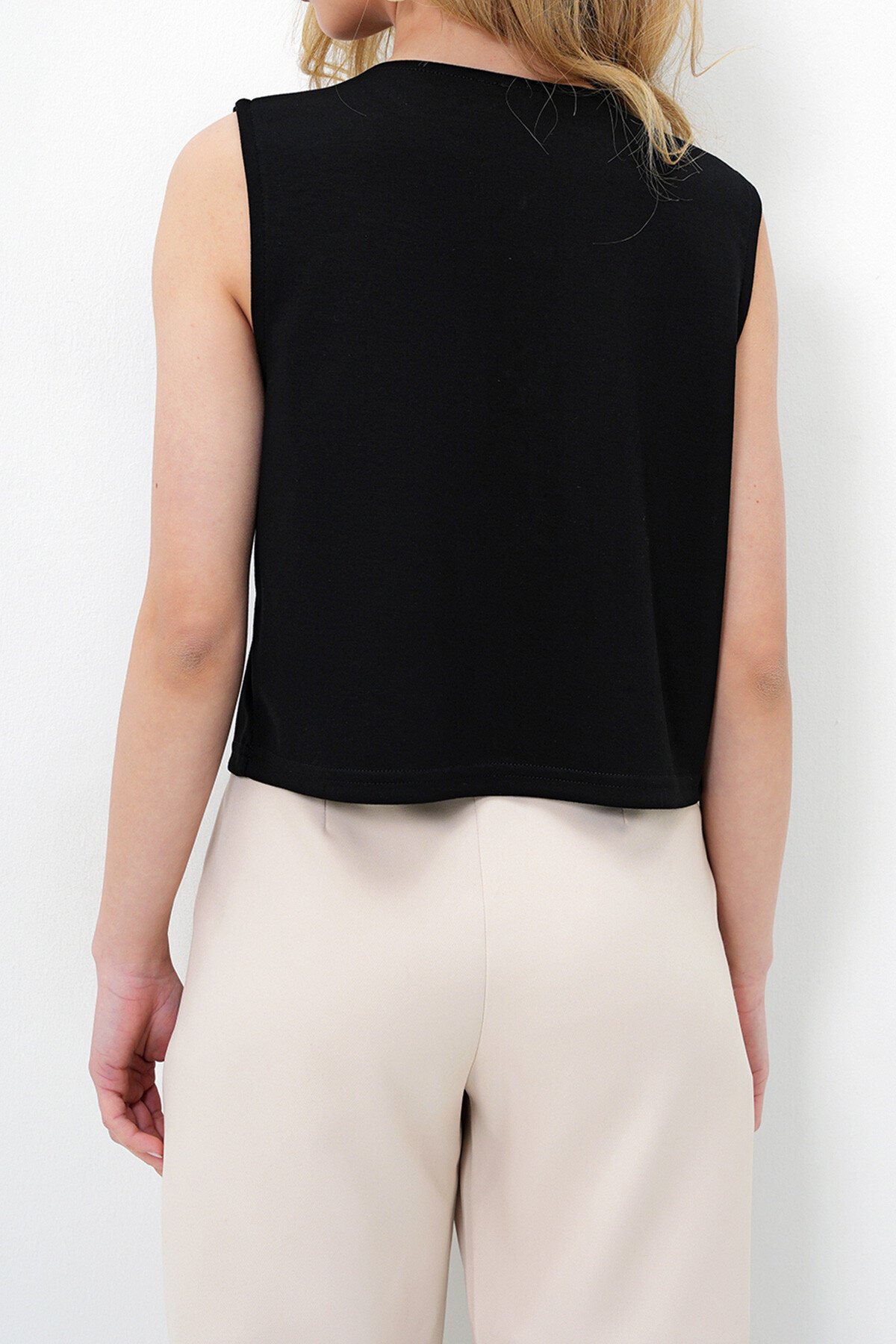 Siyah Bisiklet Yaka Gold Aksesuarlı Modal Kumaş Bluz