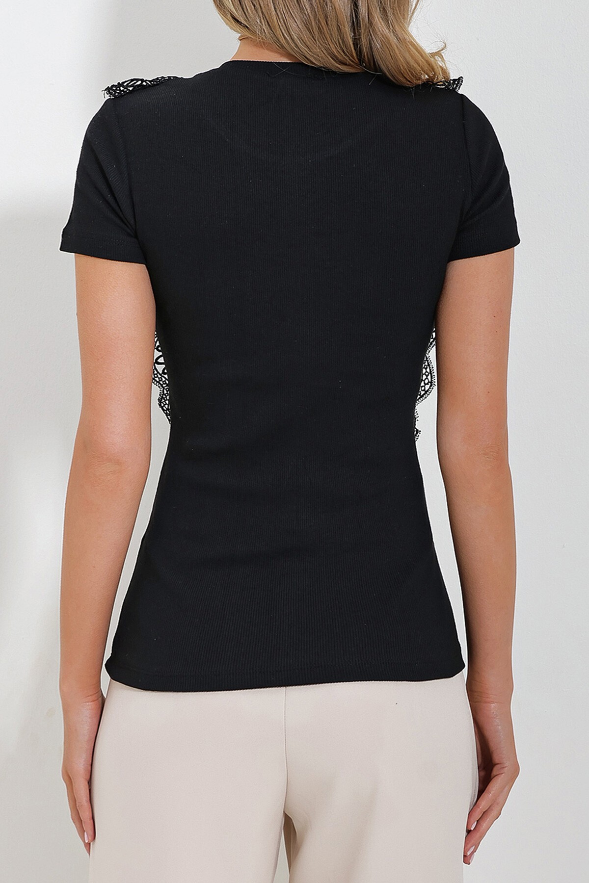Siyah Bisiklet Yaka Güpür Detaylı Bluz