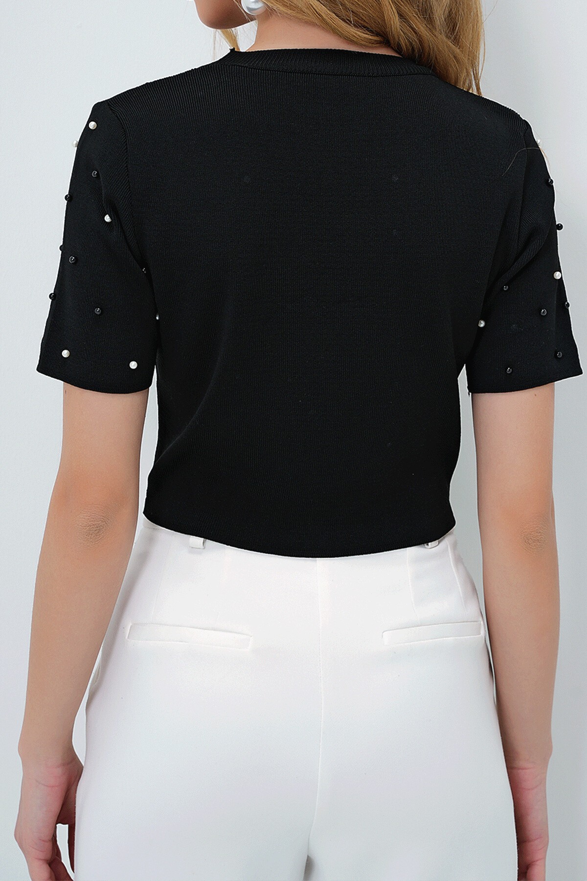 Siyah Bisiklet Yaka İnci Çakımlı  Triko Crop Bluz