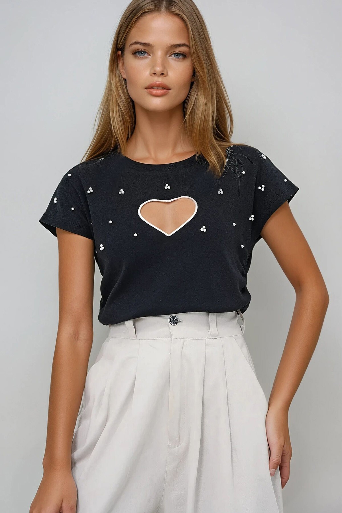 Siyah Bisiklet Yaka Kalp Nakışlı İnci İşlemeli Bluz