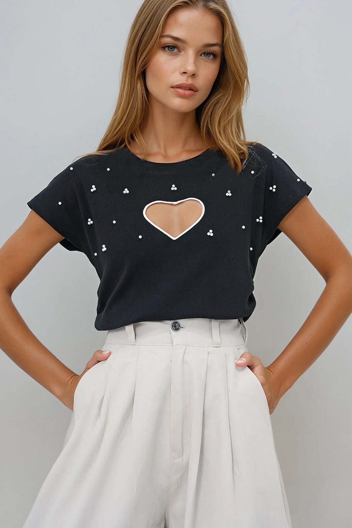 Siyah Bisiklet Yaka Kalp Nakışlı İnci İşlemeli Bluz